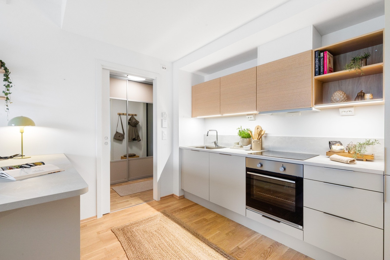 Kjøkkenet er fra HTH og inneholder integrerte hvitevarer som kjøle-/og fryseskap, platetopp, stekeovn og oppvaskmaskin og har fått tilstandsgrad 1 av takstmann Galleribilde