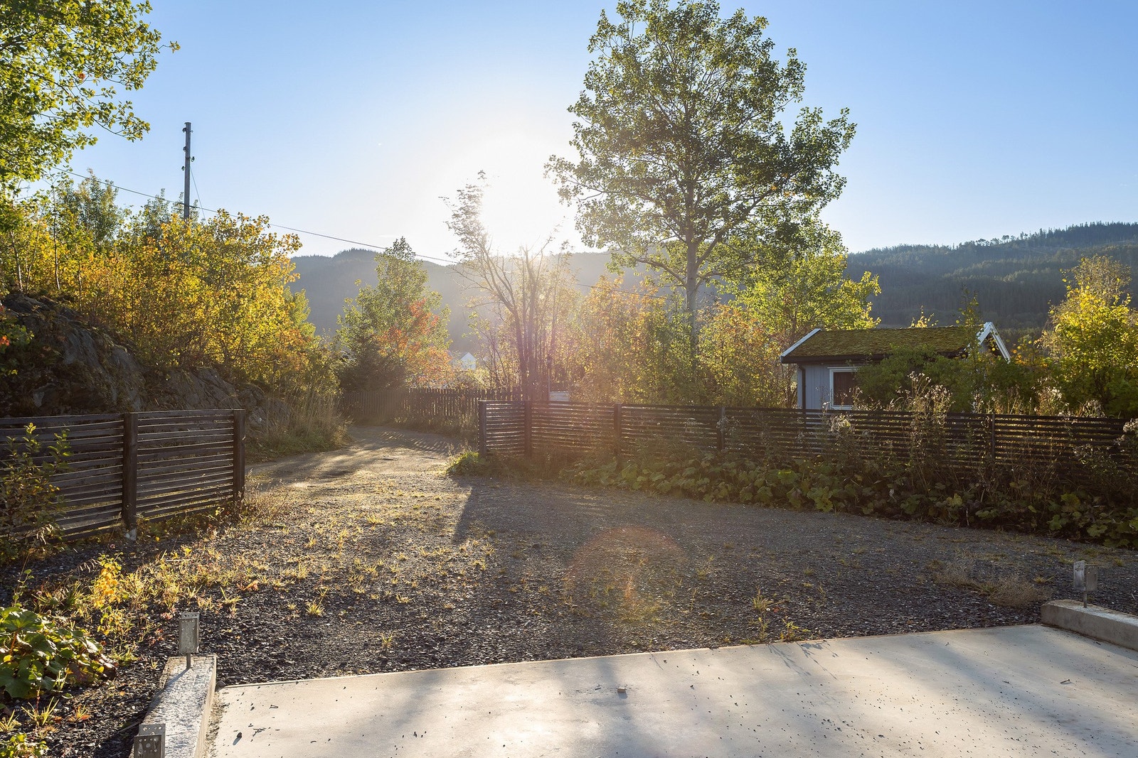 God plass til flere biler og bilveg som blir brøytet etter avtale med grunneier. Galleribilde