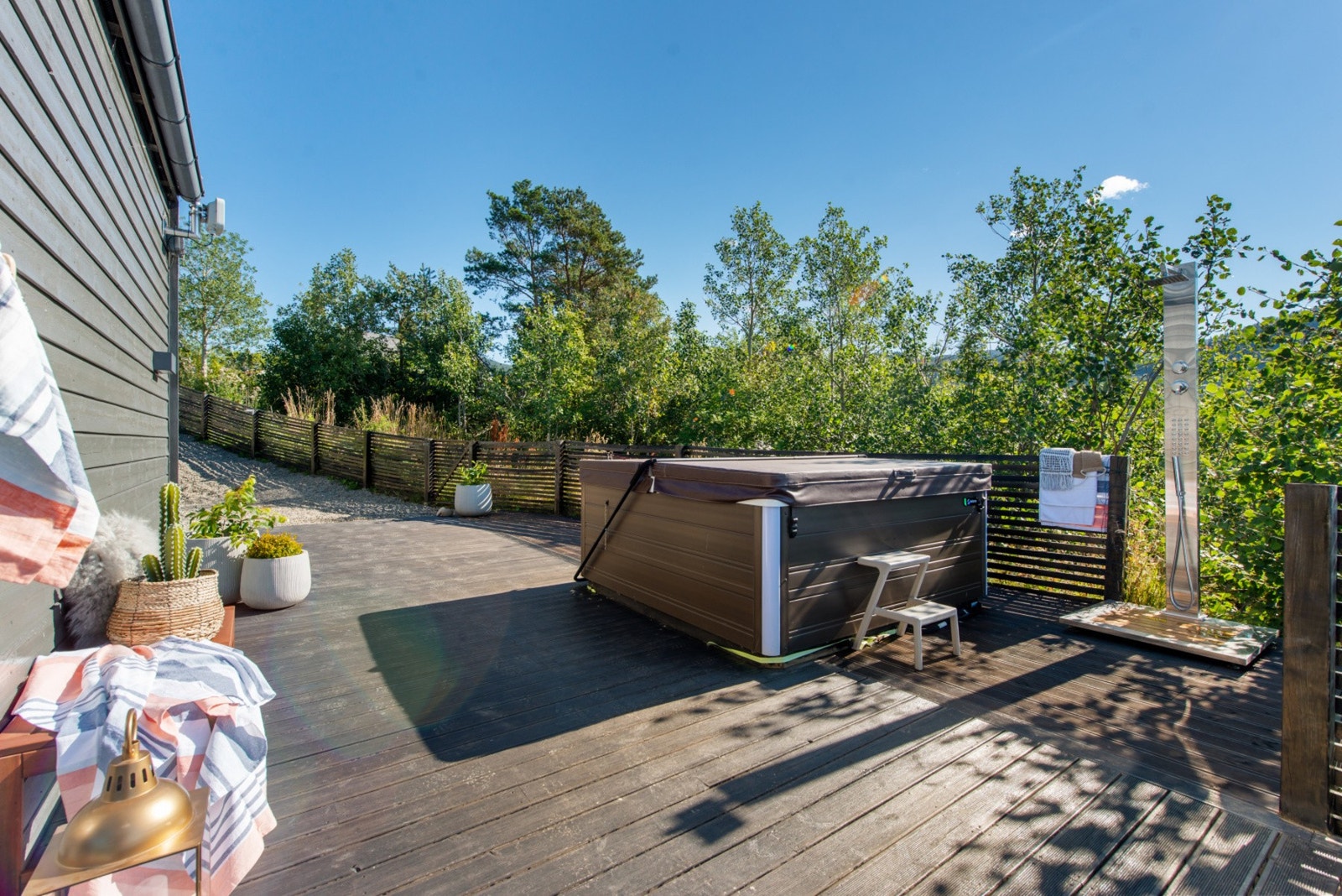 Like utenfor inngangen er det på terrassen passende plass til jacuzzi og utedusj. Galleribilde