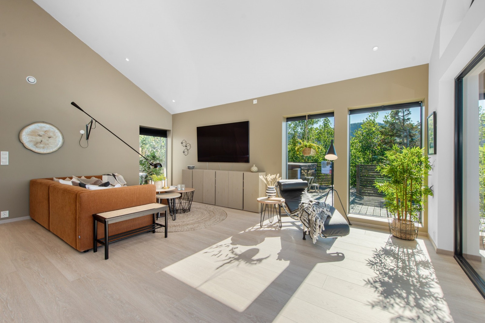 Stua er på ca 42 kvm og har et moderne utrykk med listefri himmling og downlights i tak Galleribilde