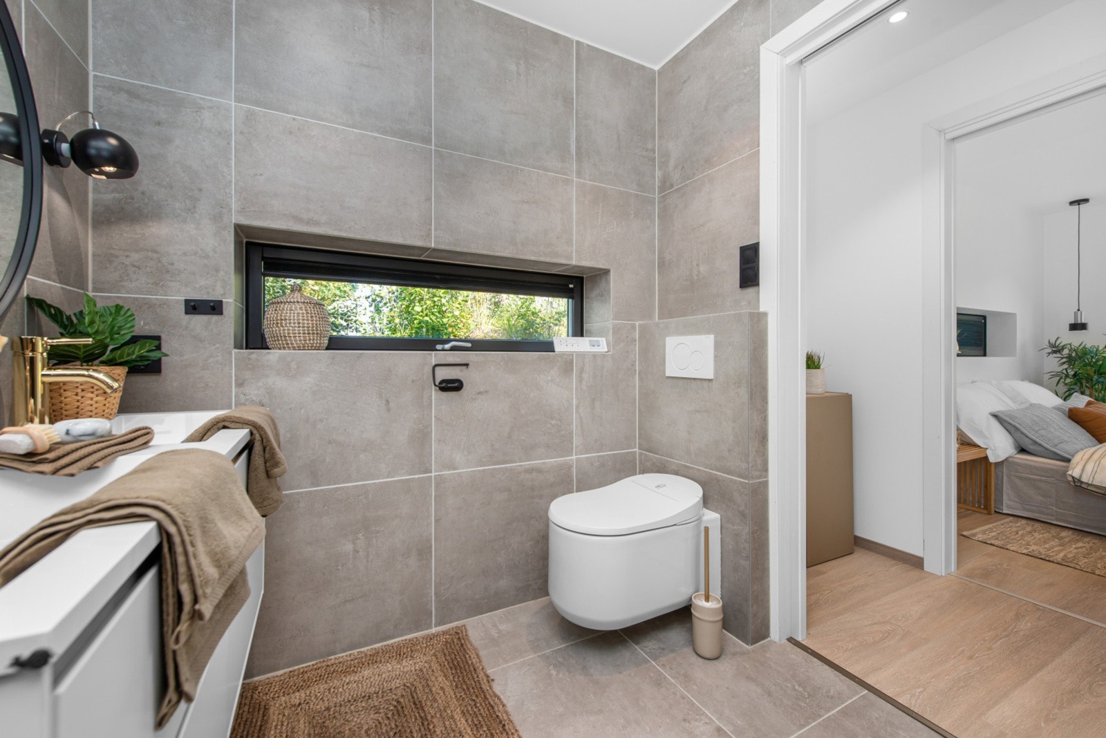 Eksklusivt flislagt bad for bare hovedsoverommet og eneste badet med spyletoalett. Galleribilde