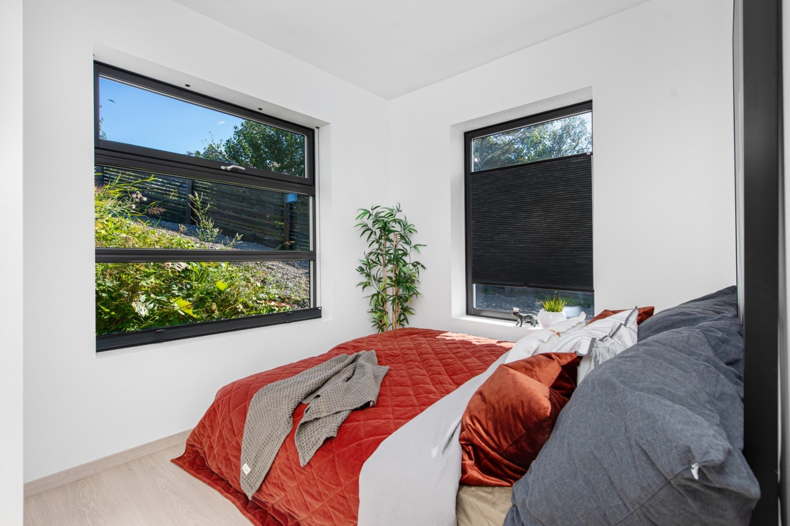 Soverom 2 på 6,9 kvm har hjørneplassering og god plass til dobbeltseng. Galleribilde