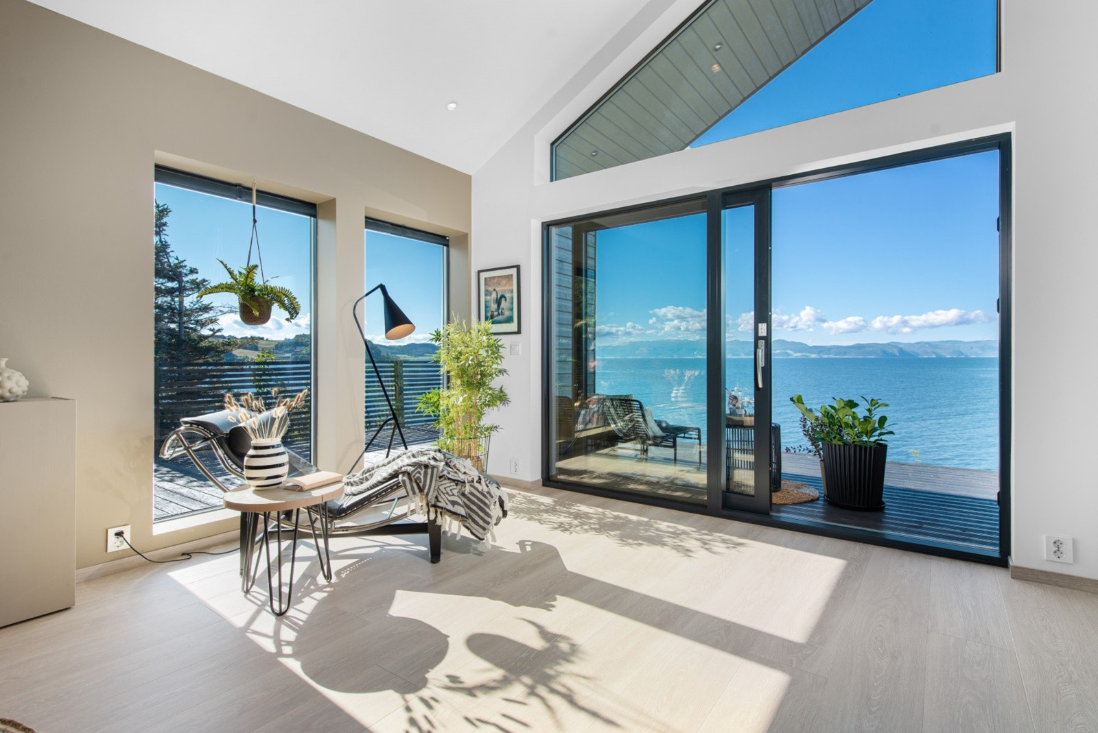 Her kan du sitte i "lesehjørnet" og slappe av uten innsyn fra naboer. Pent laminatsgulv fra 2022. Galleribilde