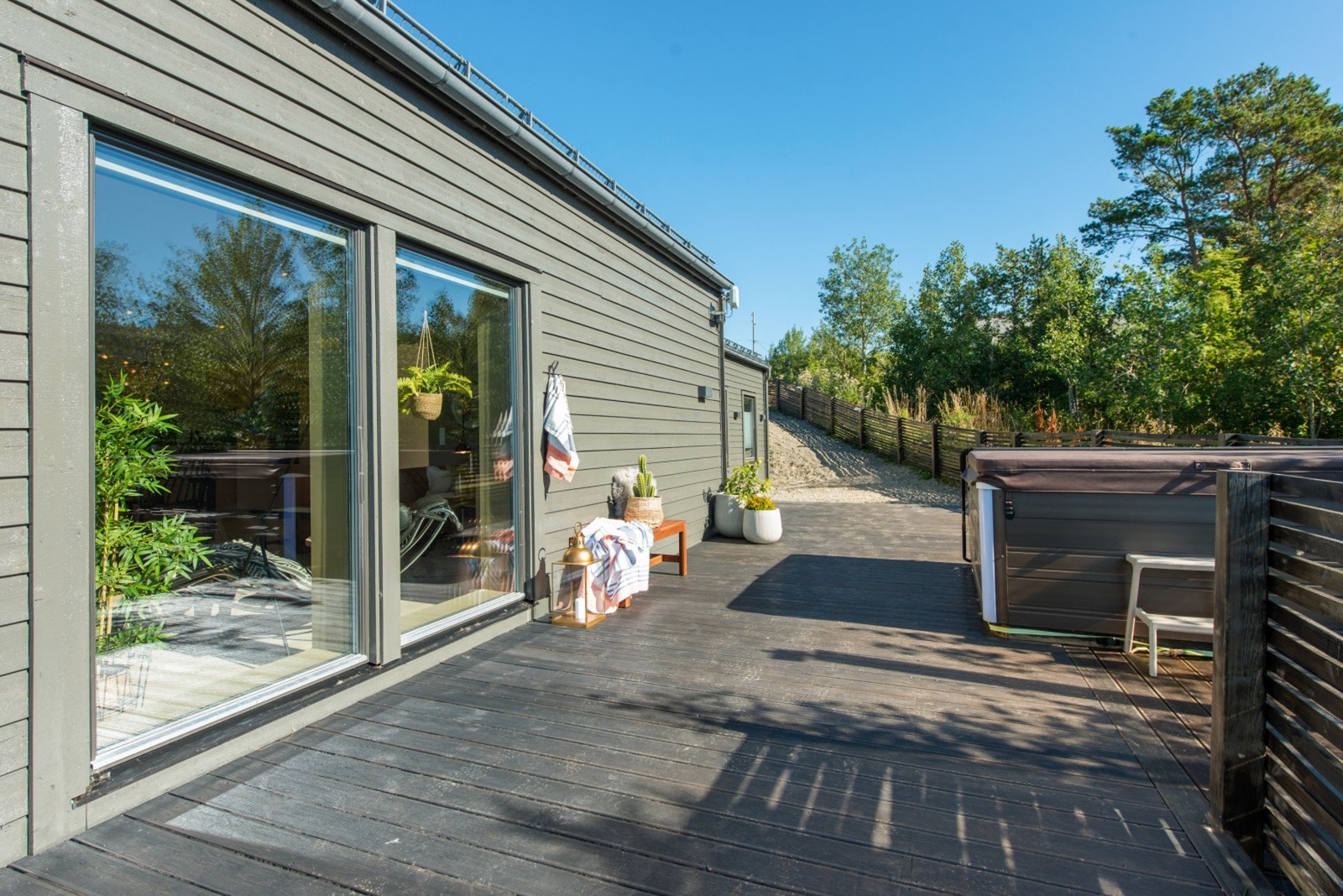 Eiendommen er på 1,1 mål og strekker seg fra veien og helt ned i strandsonen. Galleribilde