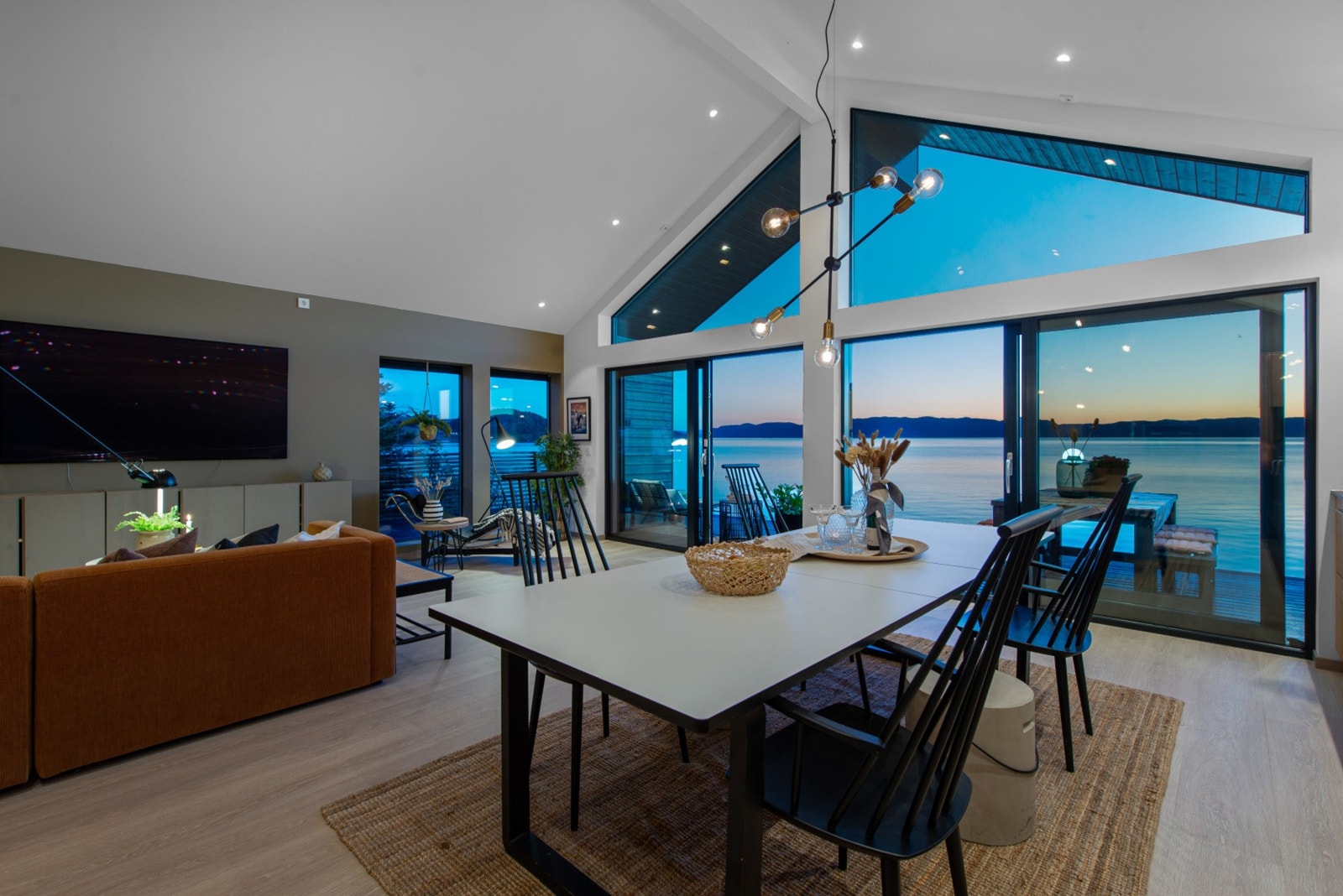 Stua har en upåklagelig takhøyde og svært godt utsyn gjennom de store vindusflatene. Galleribilde