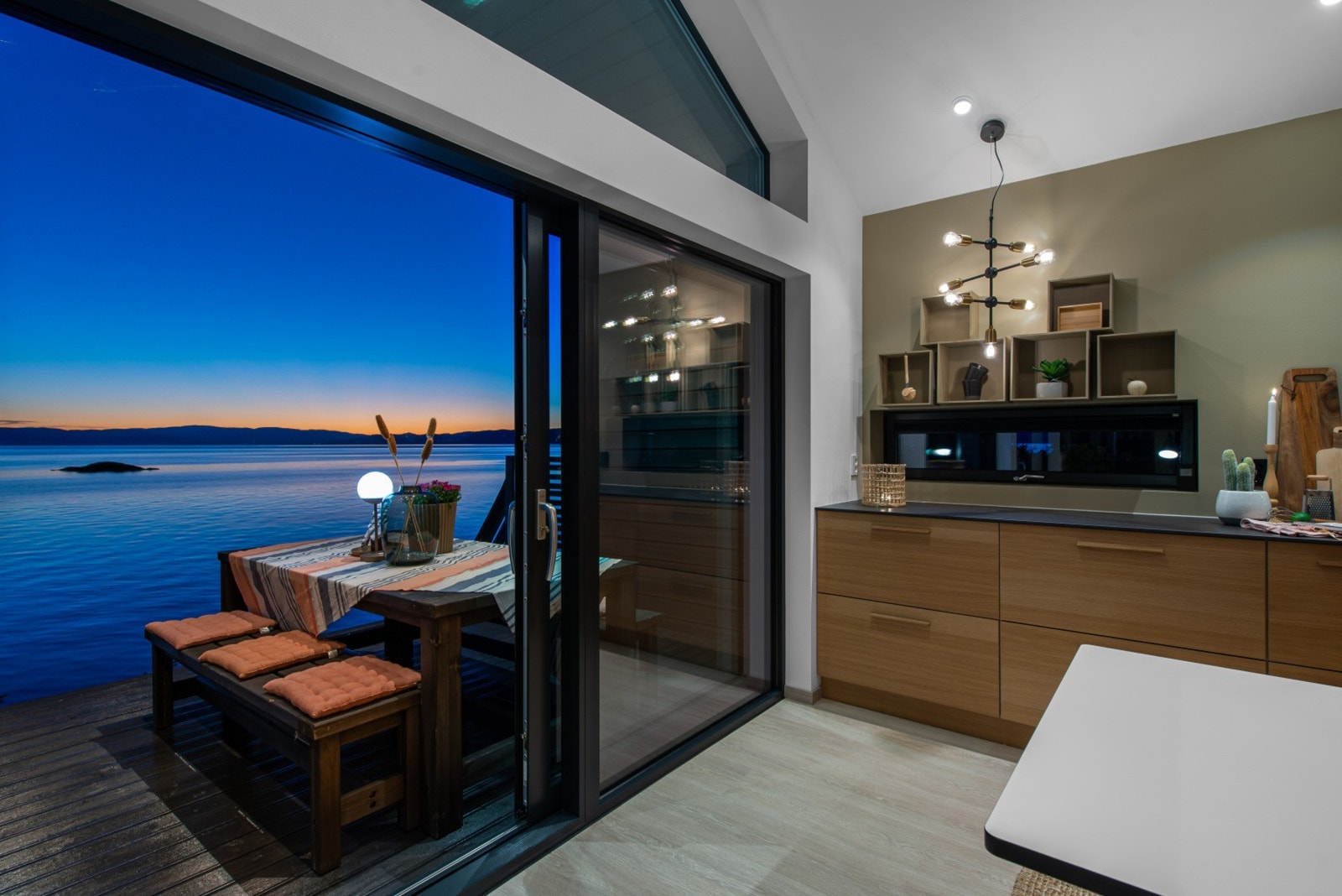 Ut gjennom spisestuen til terrassen er det også plass et hyggelig spisebord. Galleribilde