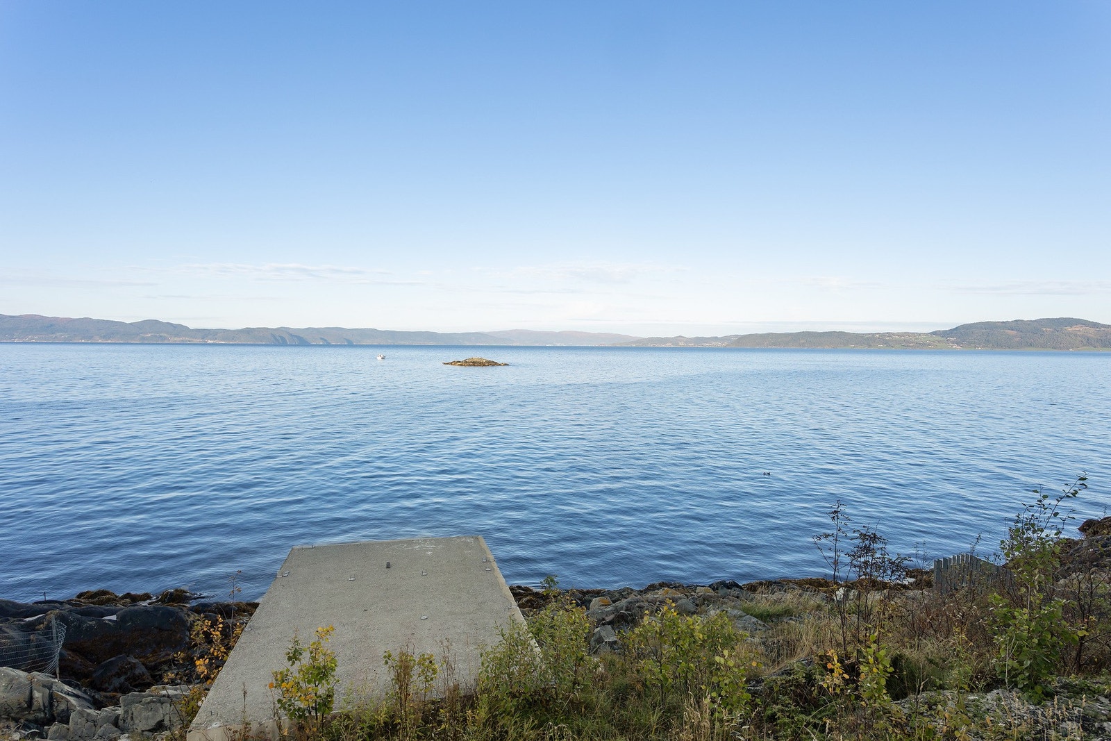 Like nedenfor hytta har du et naust med rampe ned til fjorden. Galleribilde
