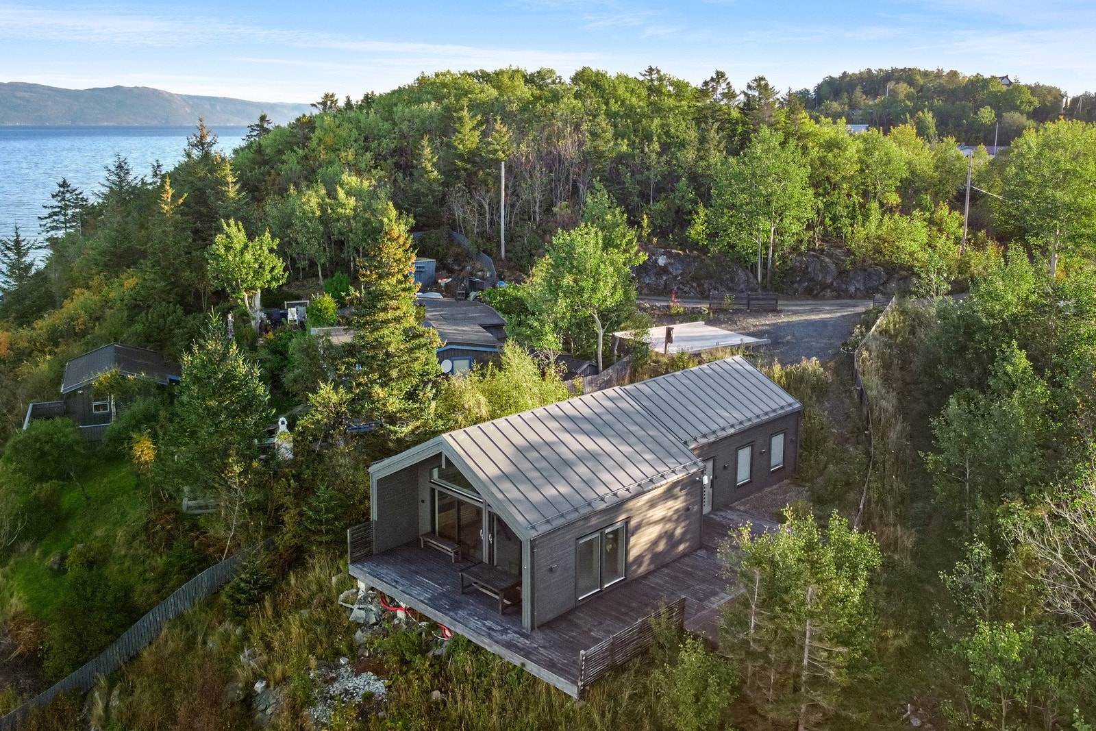 Hytta ble oppført i 2019 med eksklusive materialvalg og har både helårsveg med parkering på eiendommen og privat vann fra energibrønn Galleribilde