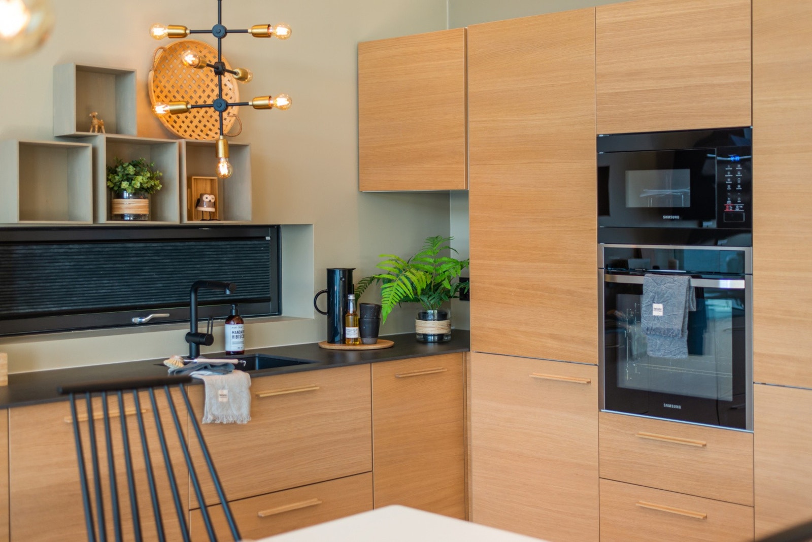 Integrerte hvitevarer fra Siemens, Samsung og AEG. Helskap kjøl og frys. Bred induksjonsplatetopp. Galleribilde