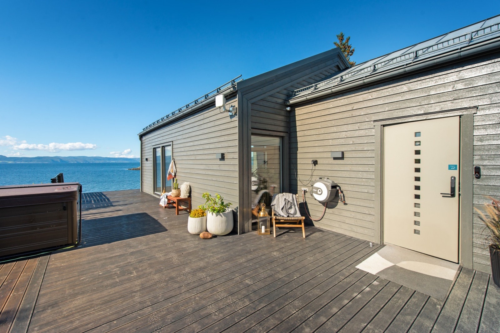 Det er etablert smarthus funksjoner som styring av lys og ytterdør. Galleribilde