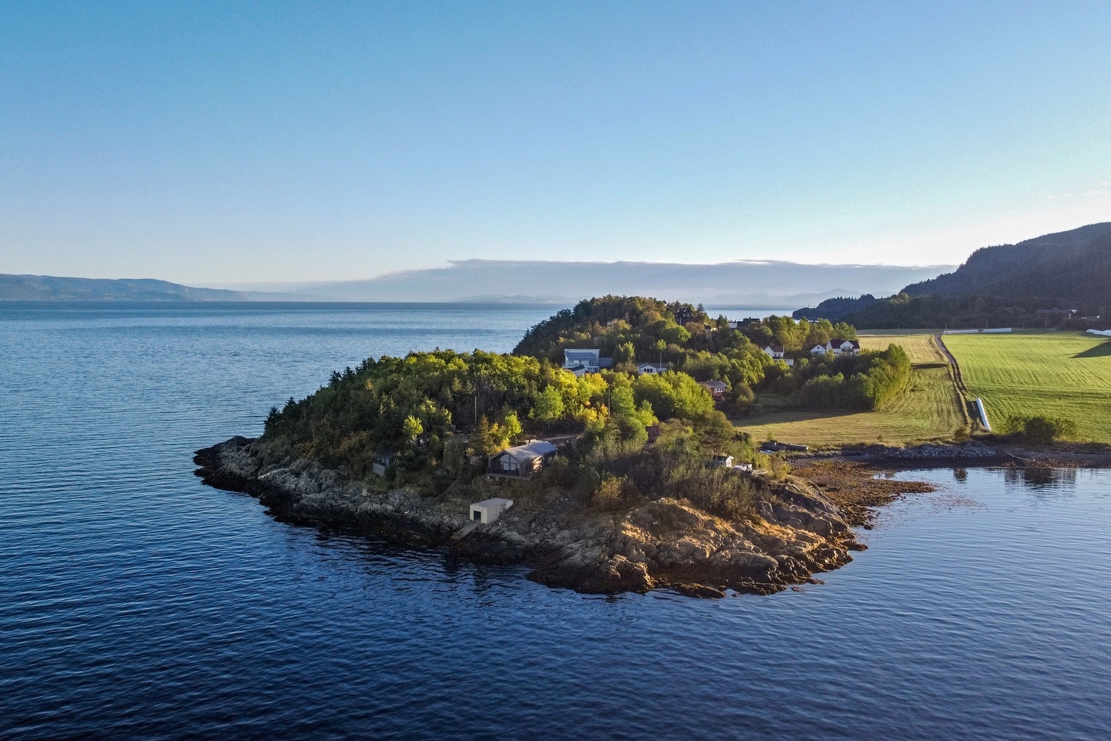 Eiendommen befinner seg ytterst på neset bare noen få minutter fra ferjekaia på Flakk og ca 20 min fra Trondheim. Galleribilde