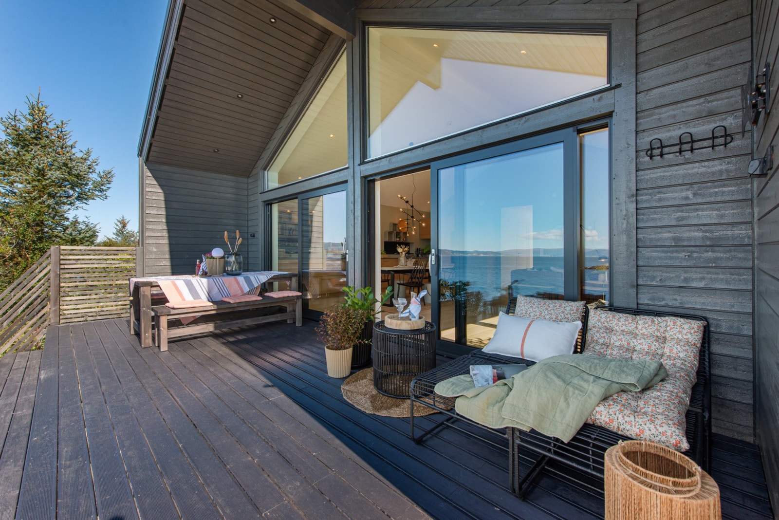 Terrassen vender mot vest som gir deg svært gode solforhold. En perfekt plass for å nyte kveldssola. Galleribilde