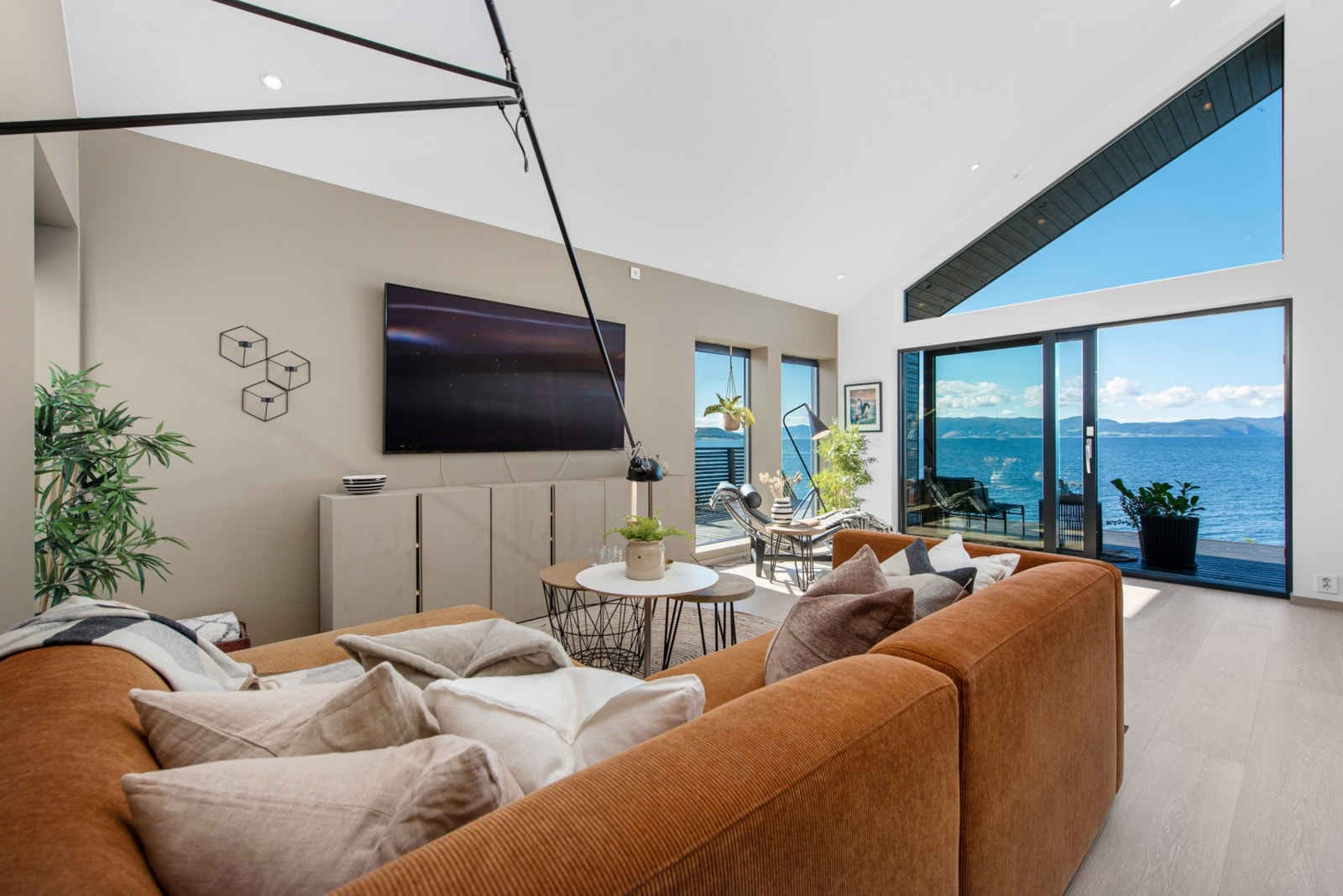 De fleste rom varmes opp gjennom bruk av vannbåren gulvvarme og varmegjenvinning. Galleribilde