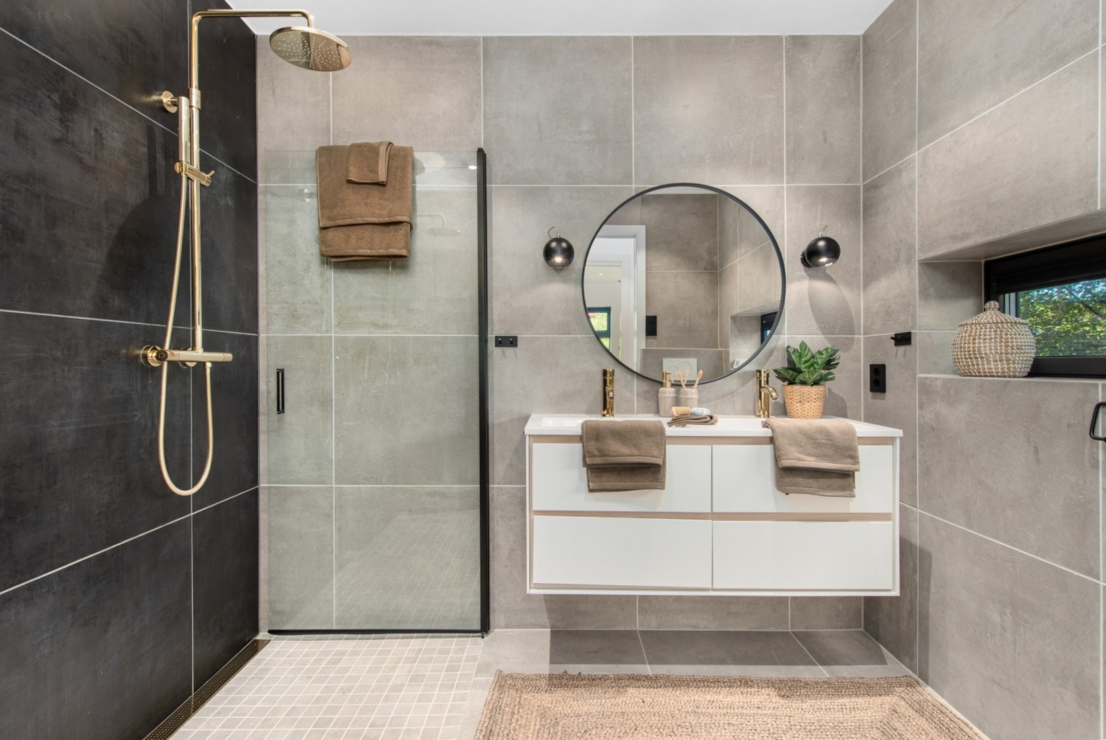 Dobbelservant med 2 doble skuffer og stikkontakt på vegg. Galleribilde