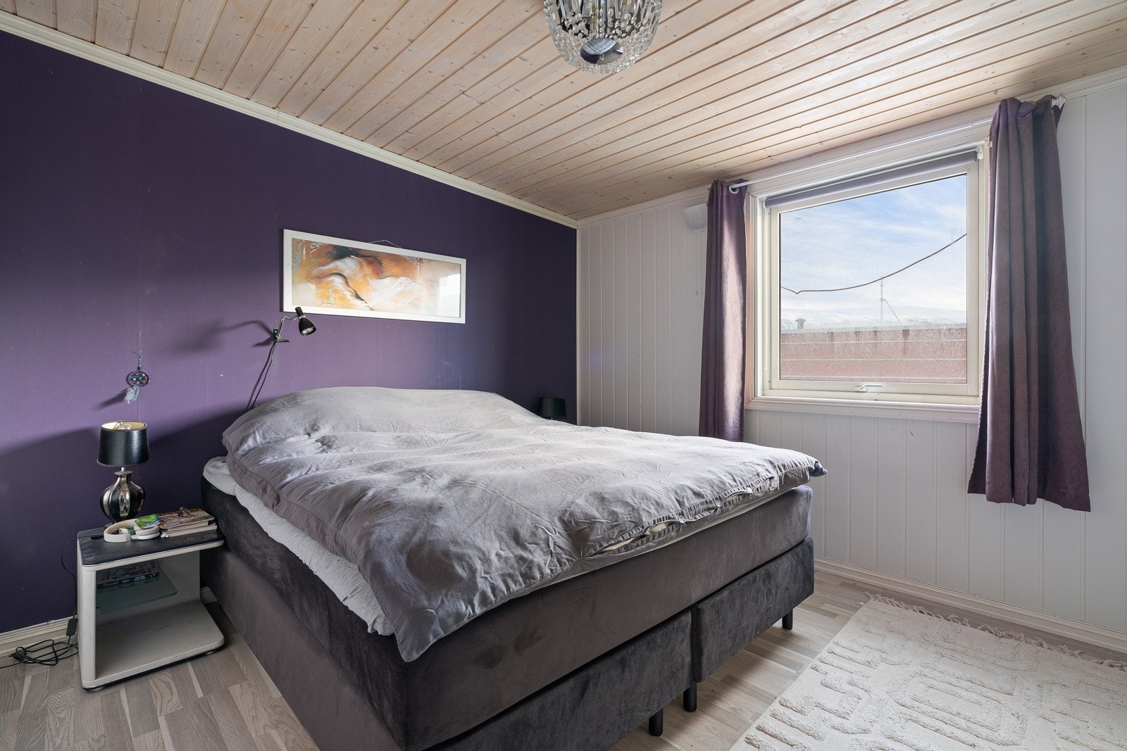 Boligens hovedsoverom er av god størrelse med plass til stor seng med tilhørende nattbord.