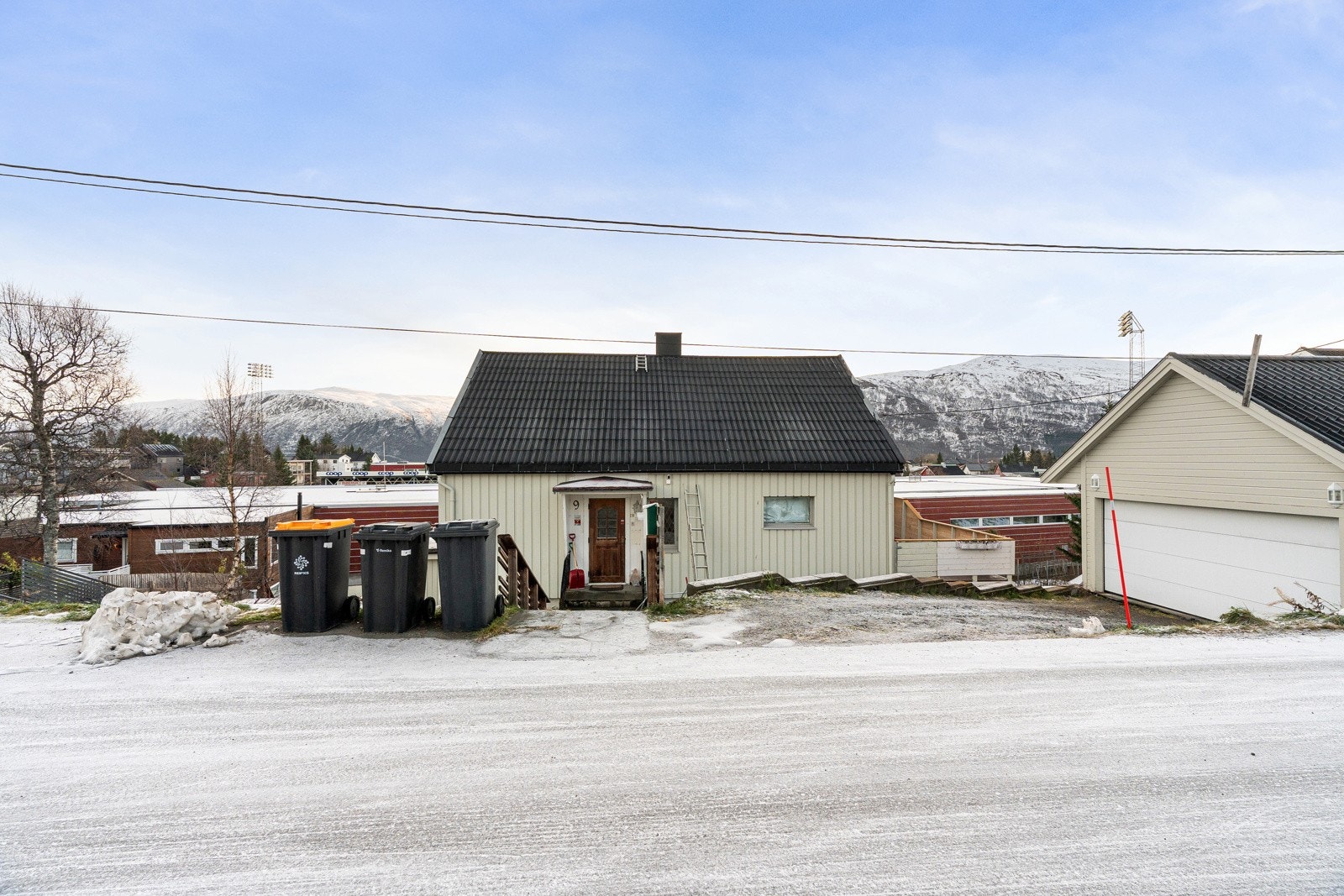 Her bor du i attraktiv beliggenhet på Alfheim med nærhet til skole, barnehage, dagligvare, Romsaa Arena, flotte turområder m.m.