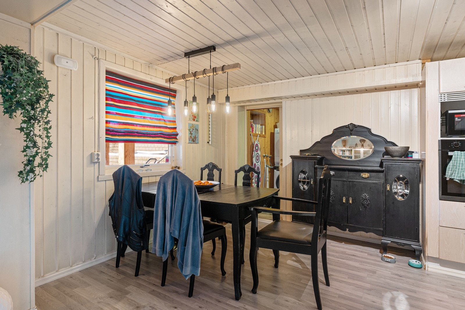 Plass til stort spisebord på kjøkkenet.