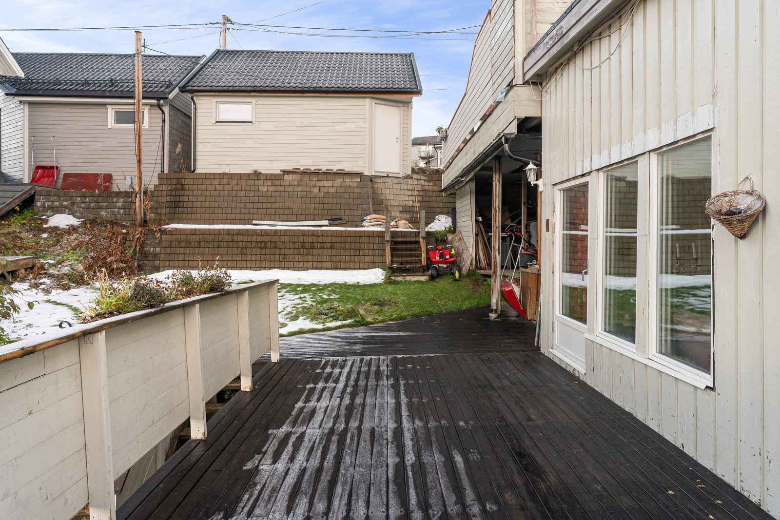 Her bor du litt tilbaketrukket i barnevennlig område uten å måtte gi avkall på sentrum og dets fasiliteter som også ligger innen gangavstand. I tillegg har du kort vei til bussholdeplass med hyppige avganger!