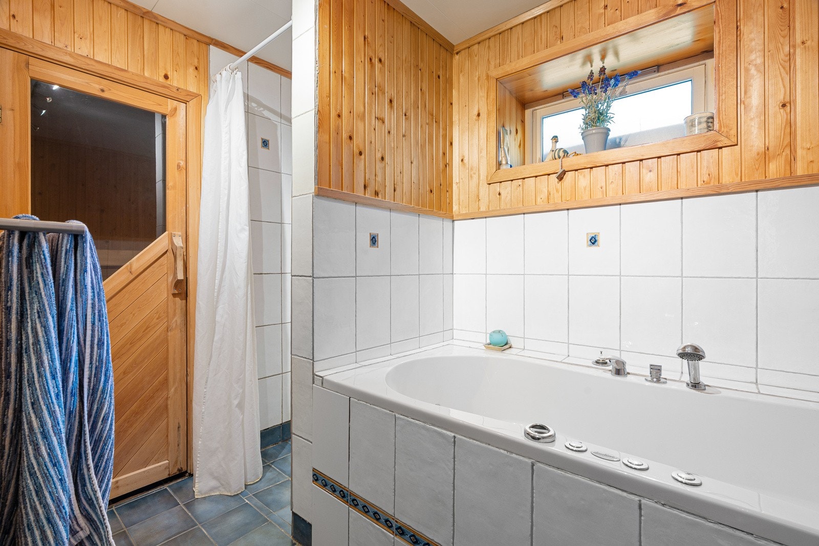 I tillegg til badekar har du også både dusj og adkomst til badstue. Badet har flislagt gulv med varmekabler.