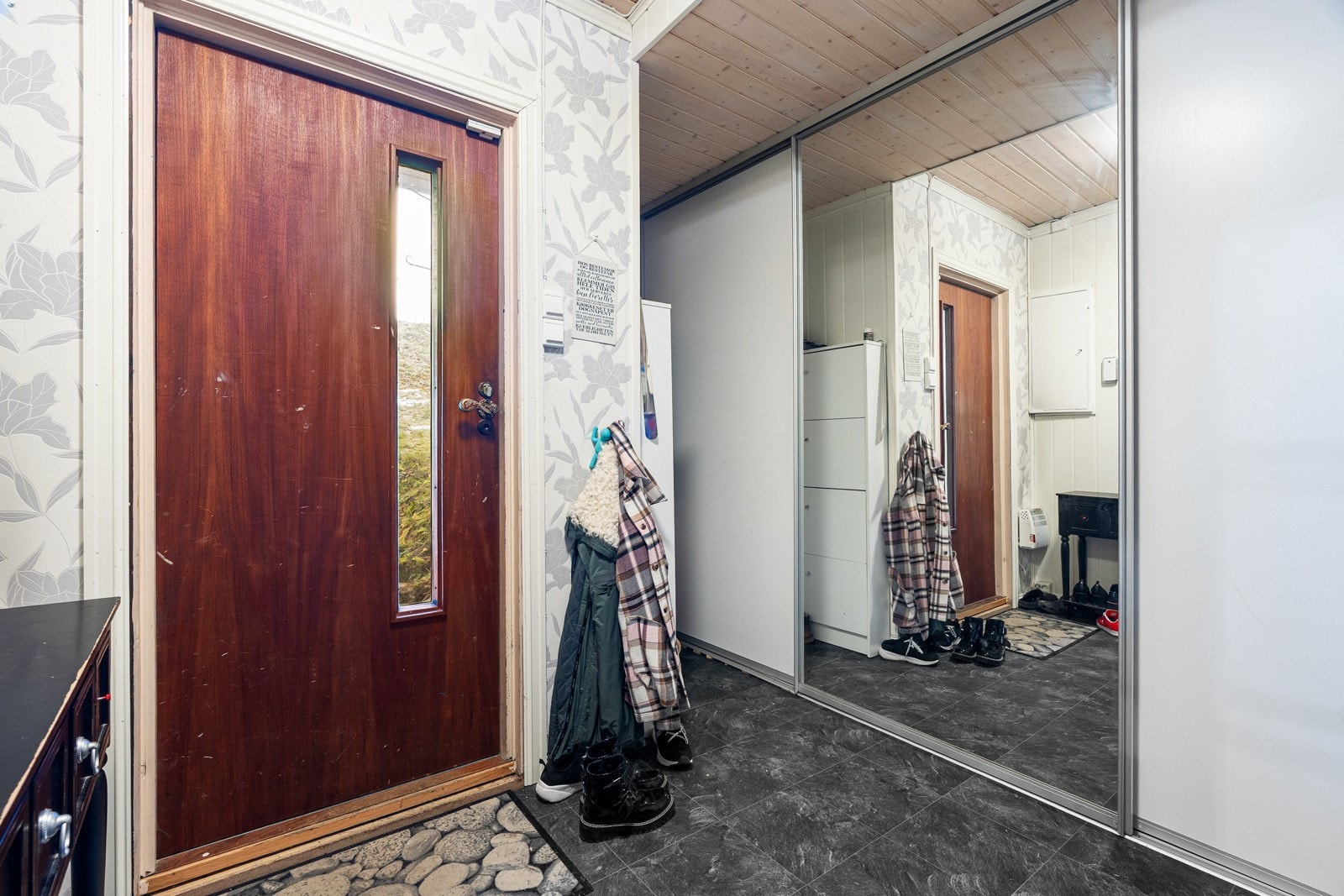 Velkommen inn! Entrè med skyvedørgarderobe som sikrer godt med oppbevaringsplass for yttertøyet.