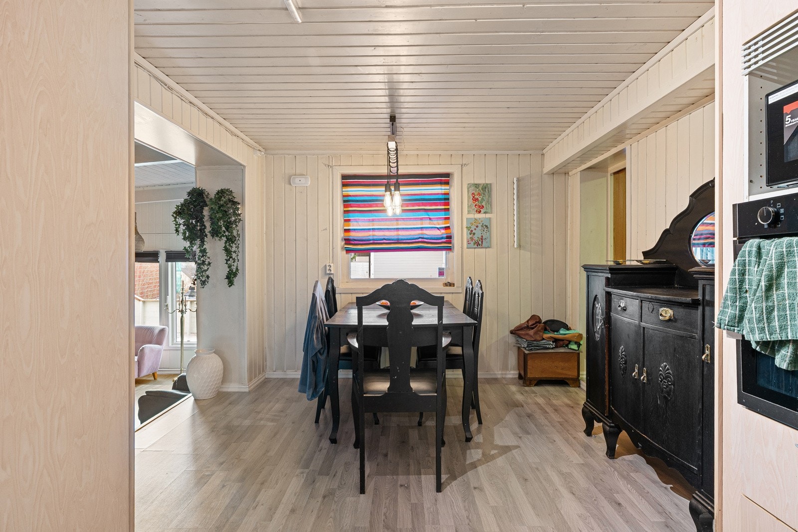 Spisebordet finner sin naturlige plass i nærheten av kjøkkenet.