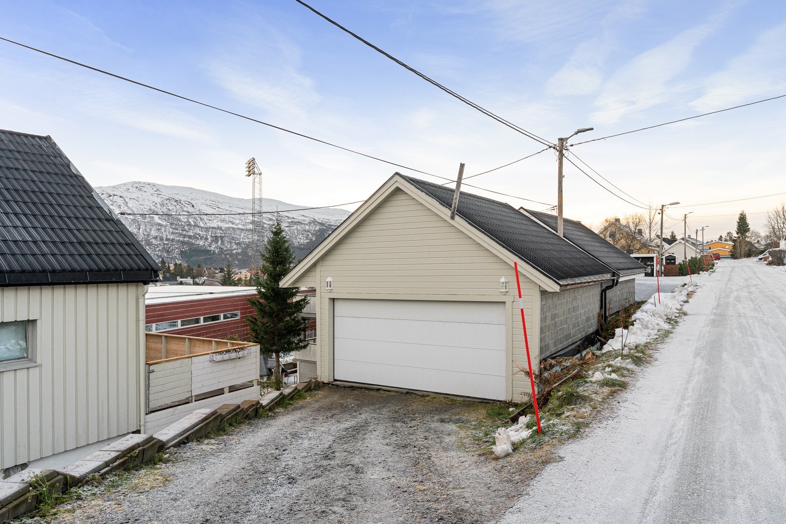 Godt med parkering på tomt og i garasje (ikke godkjent). Selger opplyser om at én parkeringsplass i dobbeltgarasjen tilhører boligen.
