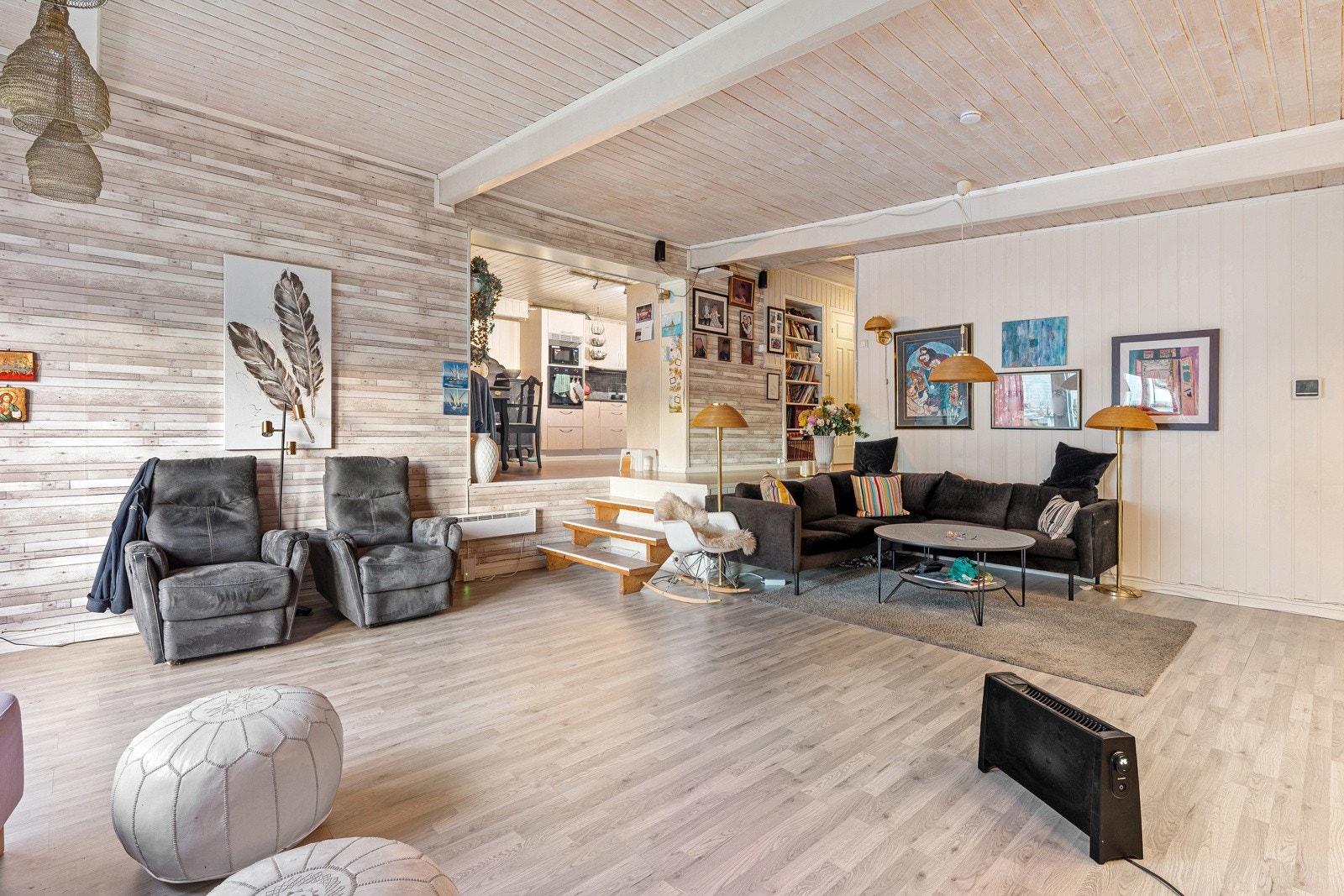 Stuen framstår stor og kan enkelt deles inn i ulike soner.