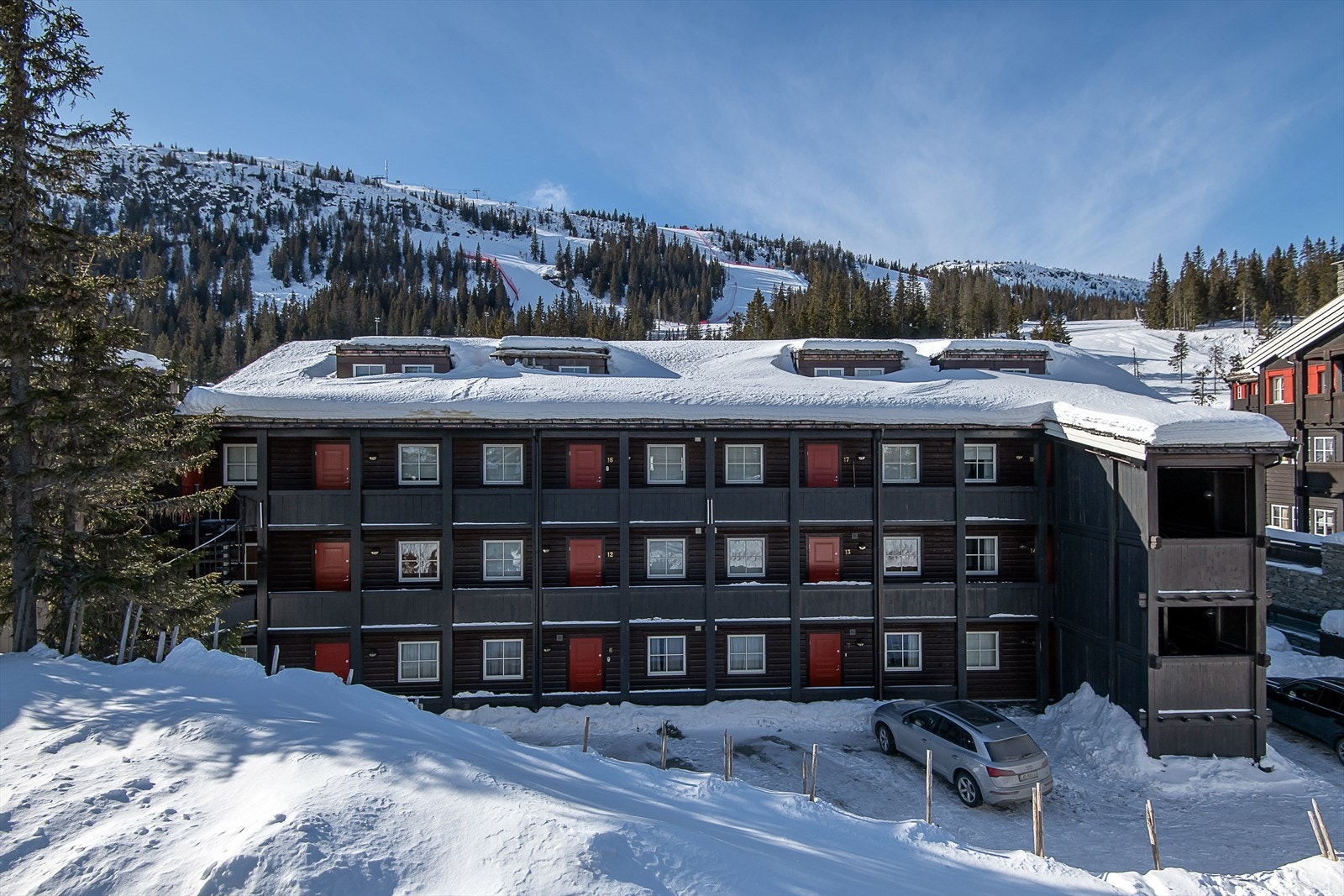 Parkeringsplass på baksiden av bygget, samt garasjekjeller under bakken. Med leiligheten følger 1 parkeringsplass. Galleribilde