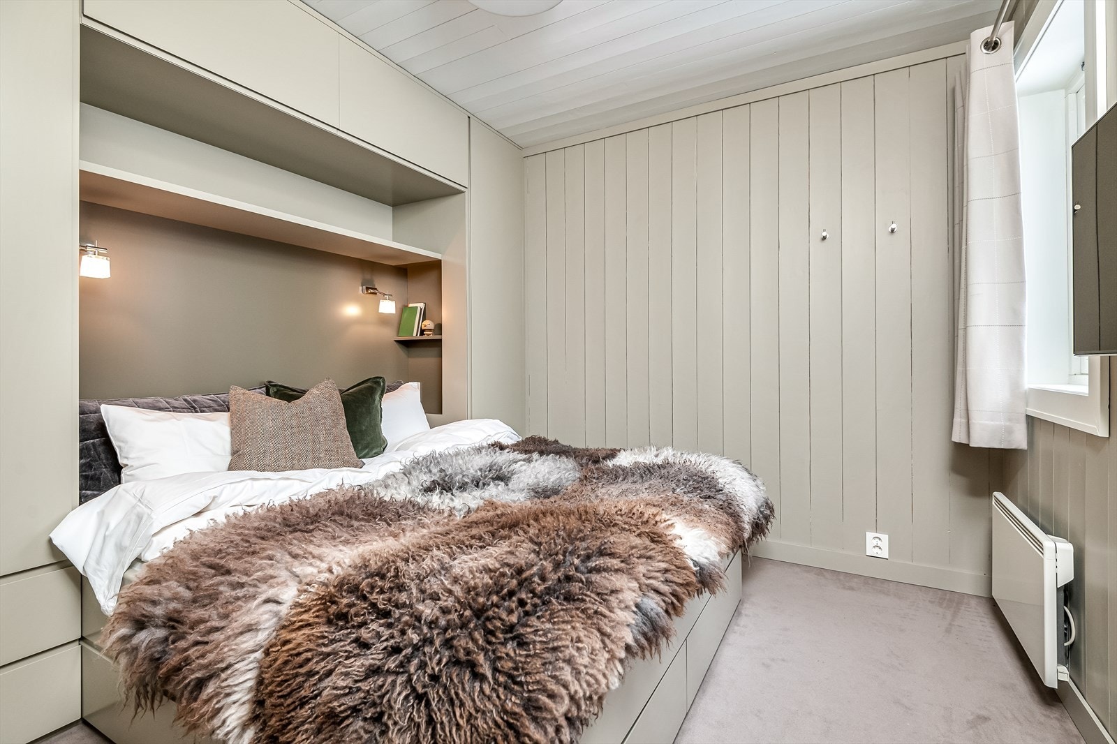 Hovedsoverom er innredet med plassbygde garderobeskap og hyller. Deilig vegg-til-vegg teppe sørger for den lune følelsen. Galleribilde