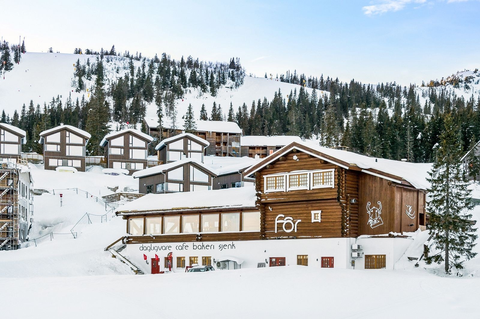Like ovenfor hotellet finner du dagligvare og restauranten, Fõr. Galleribilde