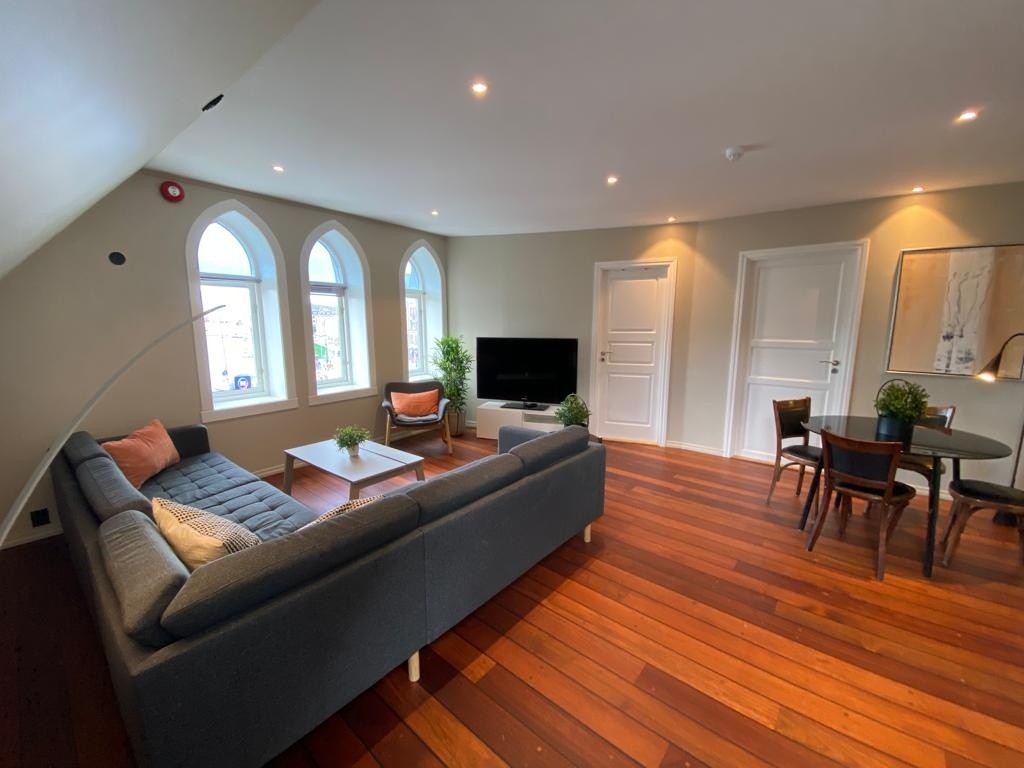 Stue med dører til soverom 3 og 4 Galleribilde