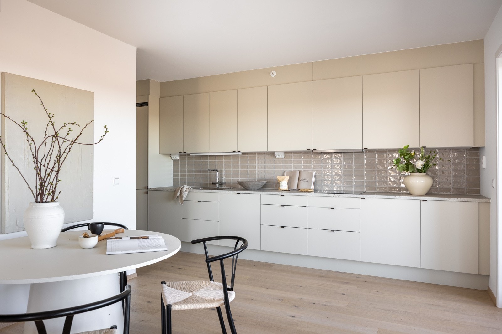 Stilrent Sigdal kjøkkeninnredning med moderne løsninger. Galleribilde