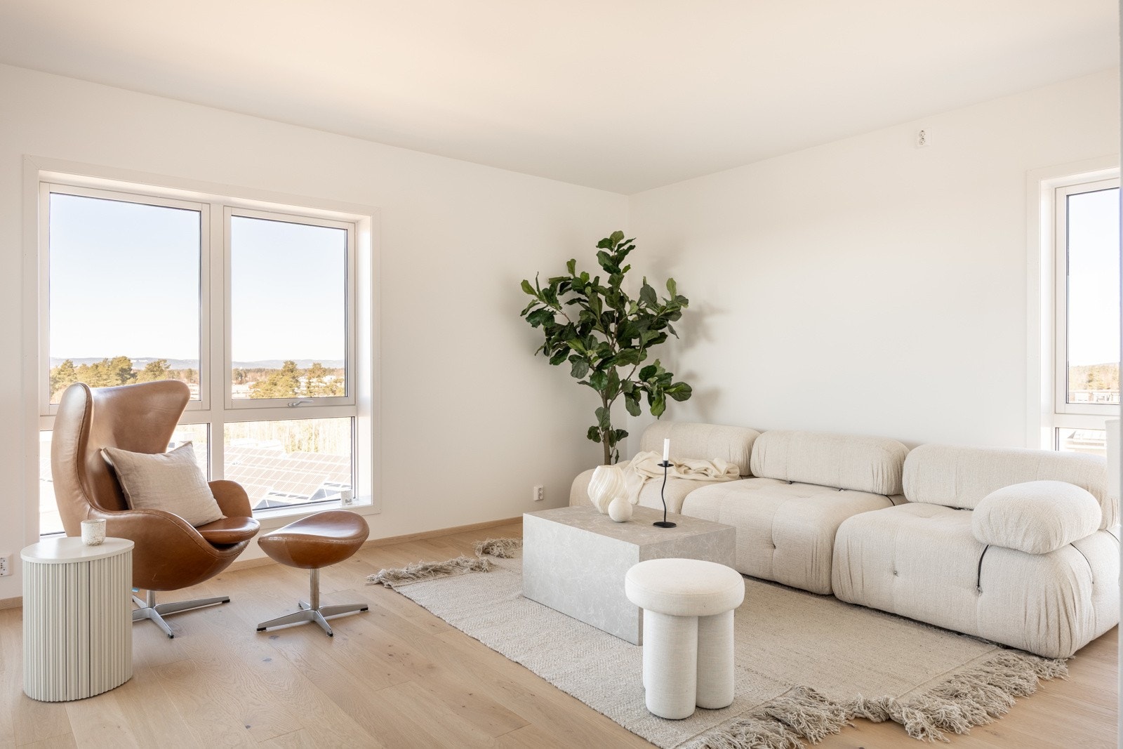 Store vindusflater som slipper inn en lun atmosfære. Galleribilde