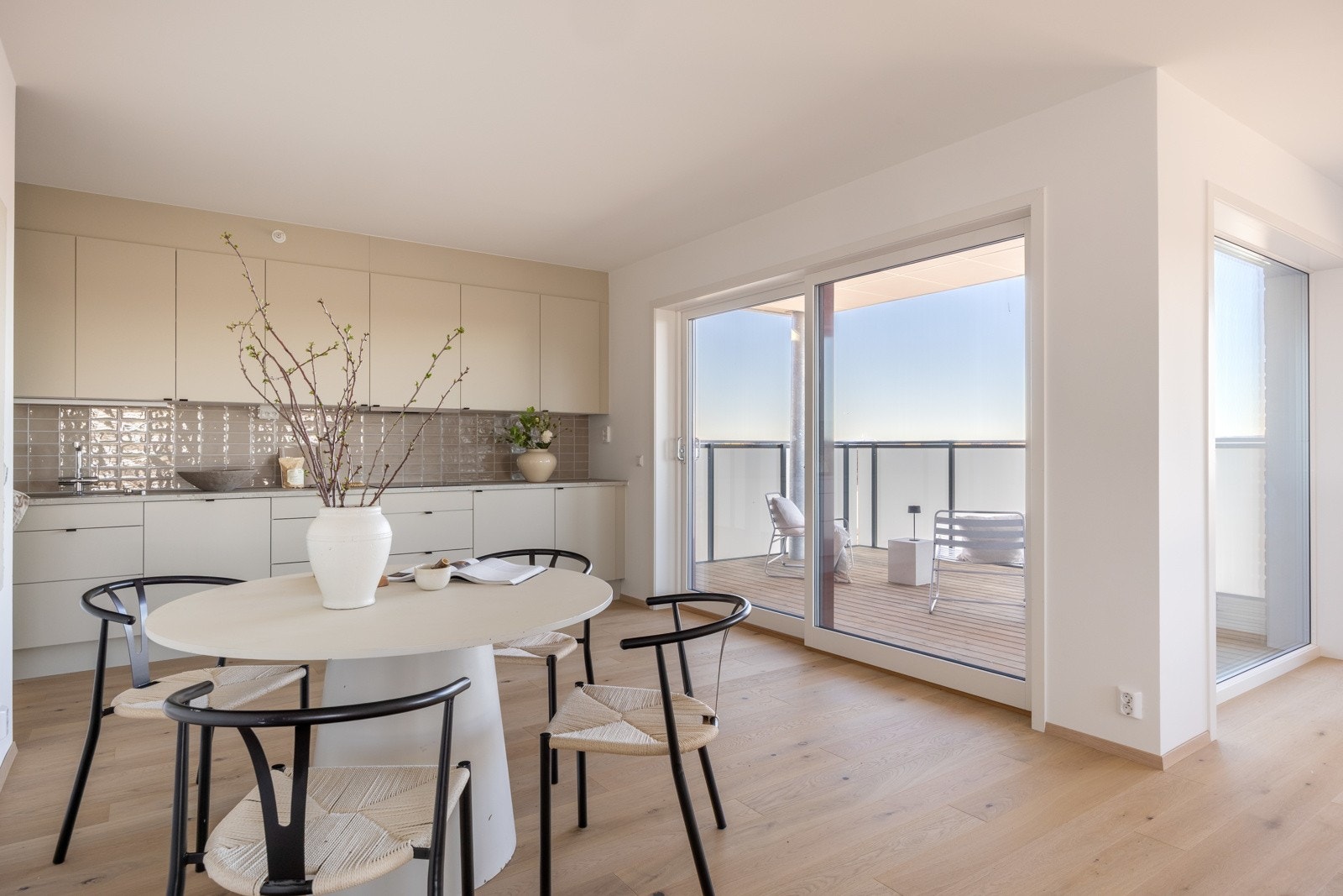 Moderne åpen kjøkkenløsning mot stue. Galleribilde