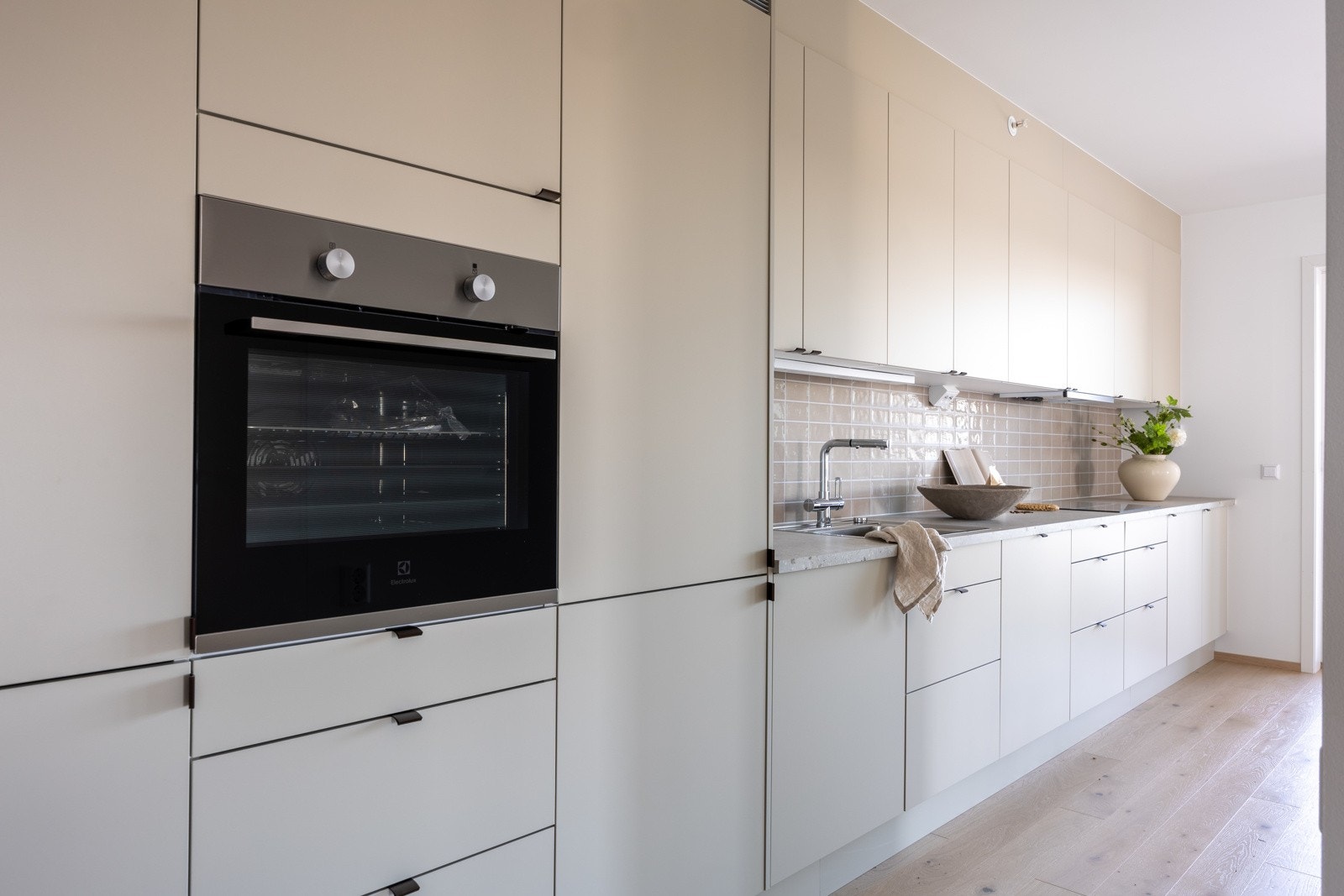 Av integrerte hvitevarer er det stekeovn, platetopp (type induksjon), oppvaskmaskin og kombiskap kjøl/frys. Galleribilde