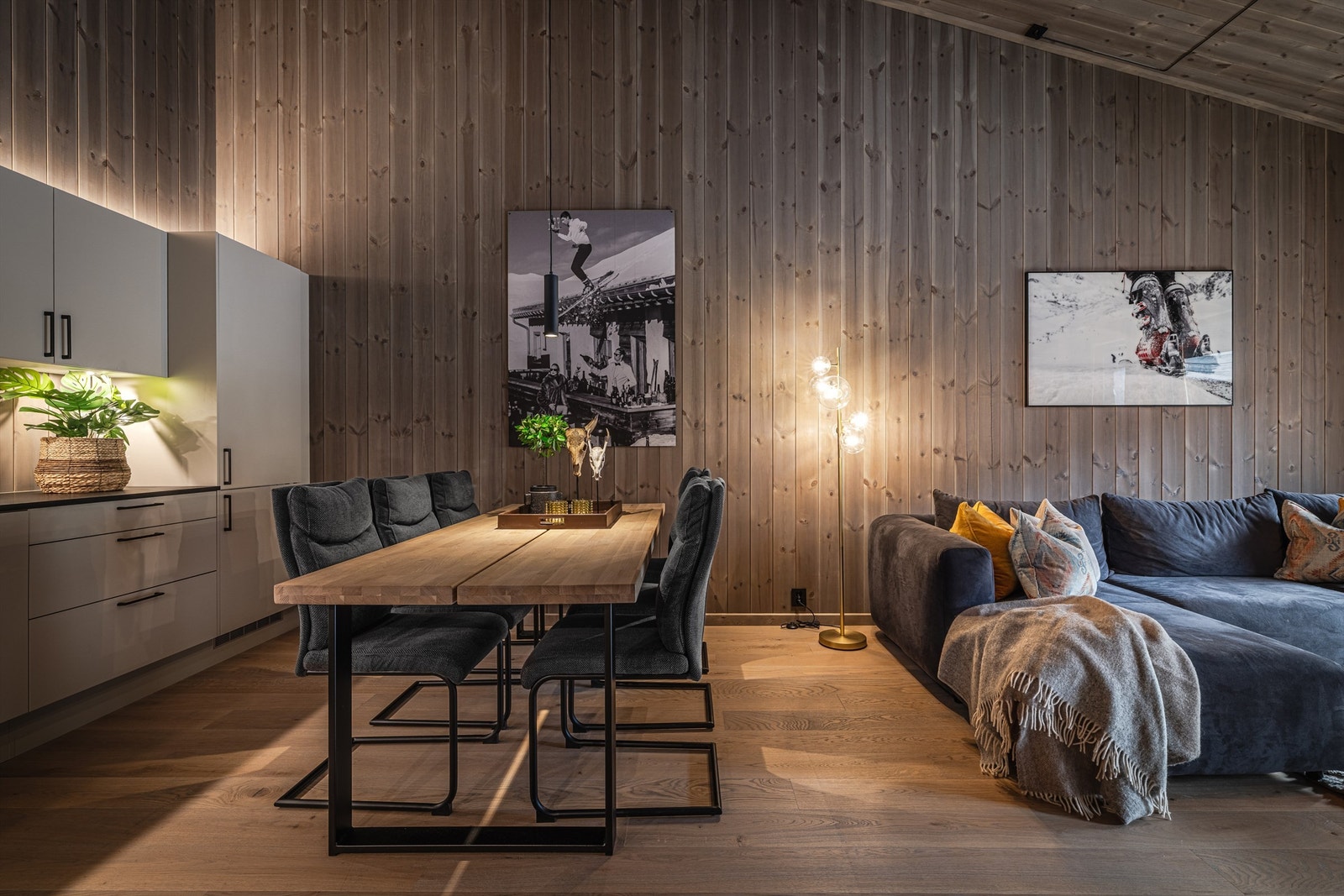 Stuen er i åpen løsning mot spiseplass og kjøkken Galleribilde