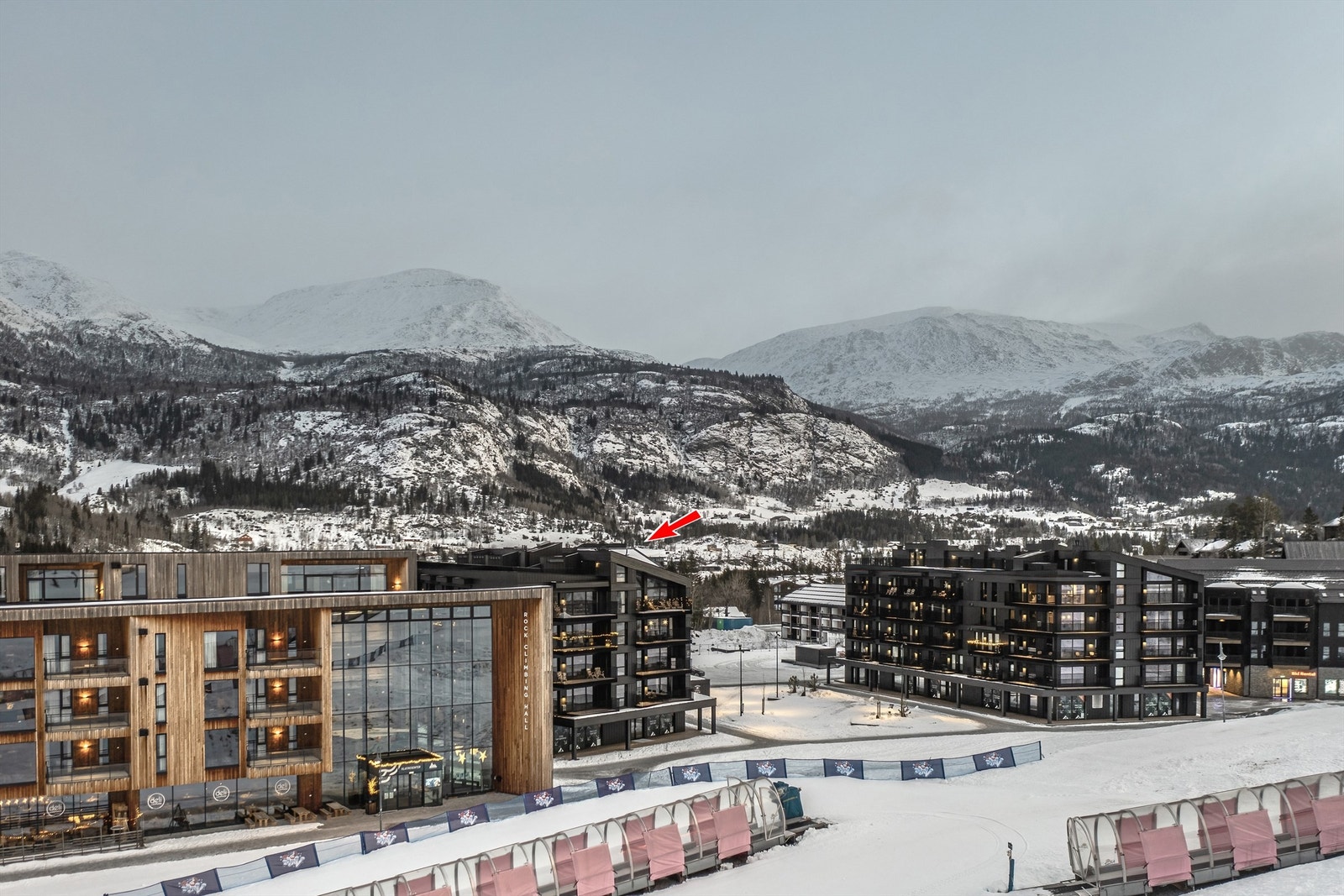 Hemsedal er en av Norges mest ettertraktede skidestinasjoner og har fått kallenavnet "Skandinavias Alper" for sine imponerende fjell og et omfattende nettverk av skibakker Galleribilde