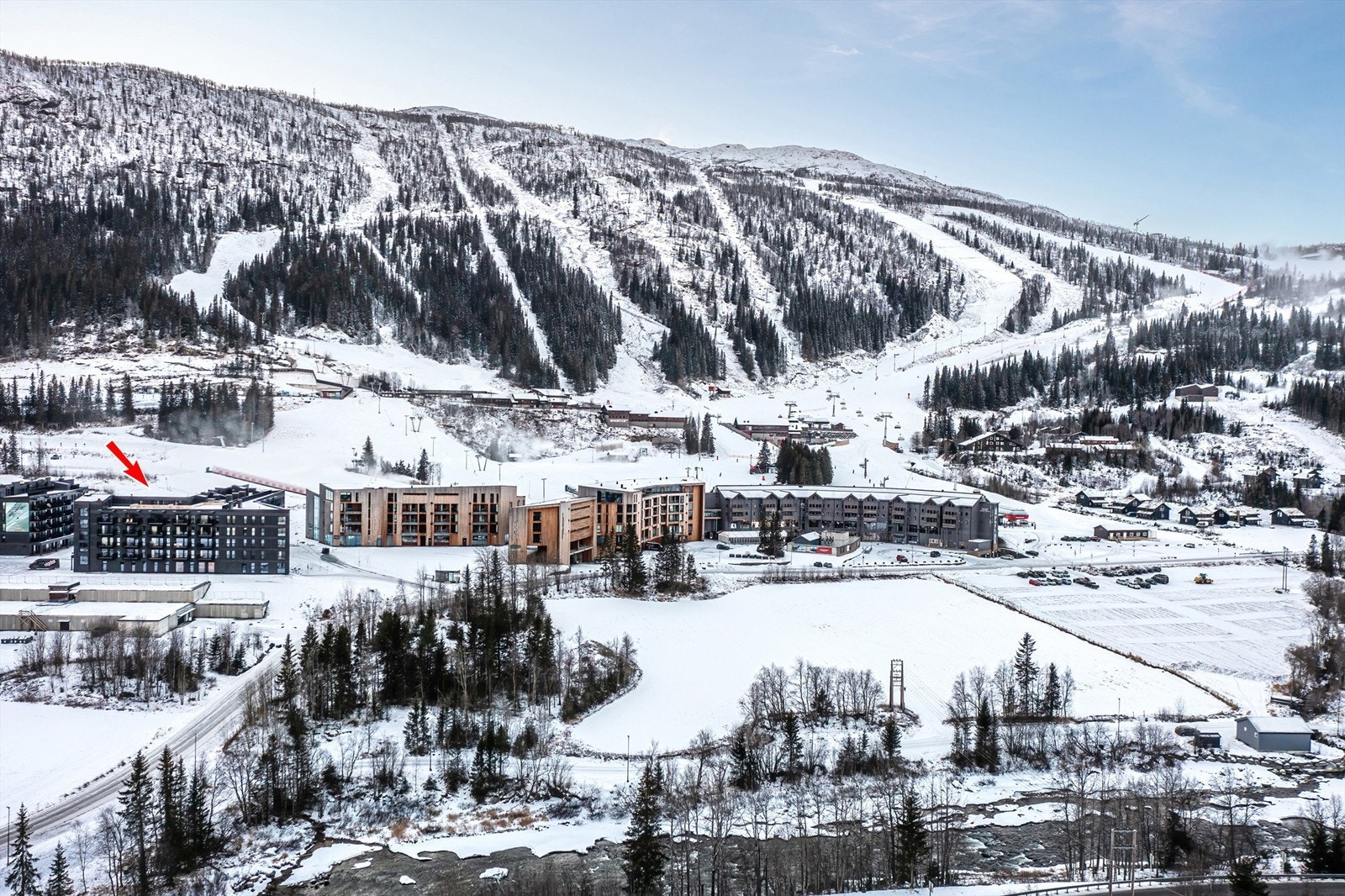 Fyri Resort, som ligger rett nedenfor eiendommen, tilbyr en moderne sportsklubb, skiutleie og et variert utvalg av mat og drikke Galleribilde