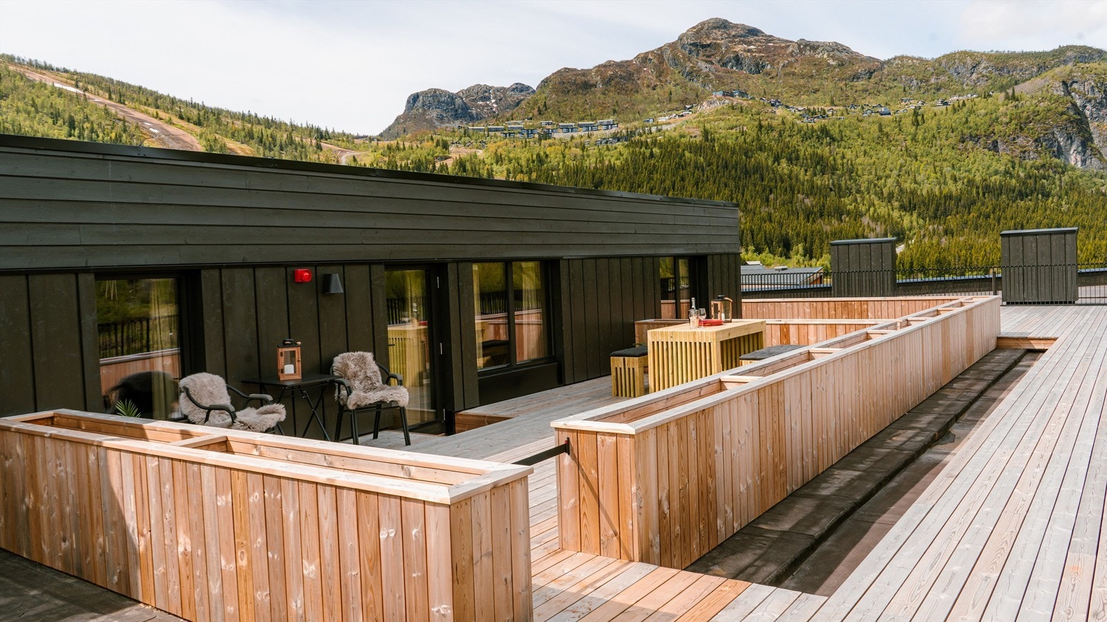 Stor takterrasse på ca. 29 kvm. med utgang fra stor og lys hems - Suveren vidstrakt utsikt fra terrassen Galleribilde