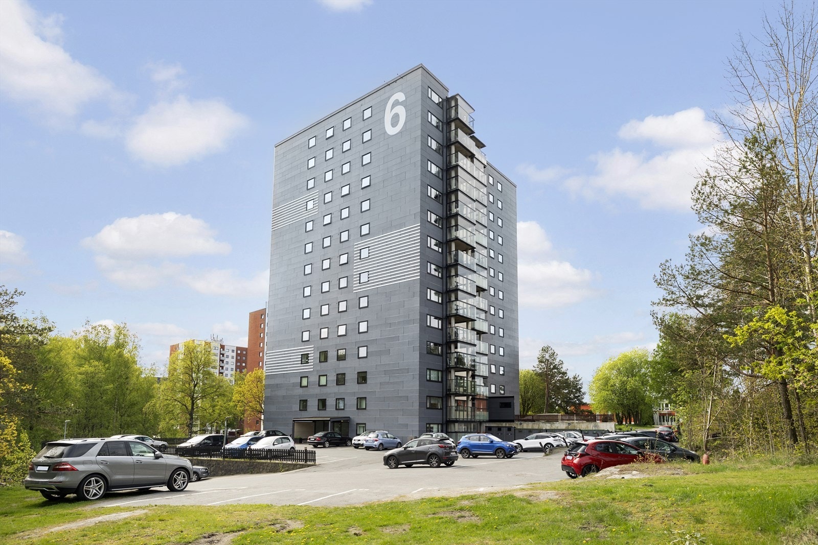 Sjøstrand 6 har en attraktiv og tilbaketrukket beliggenhet i et etablert boligområde ved Ranvik i Sandefjord. Galleribilde