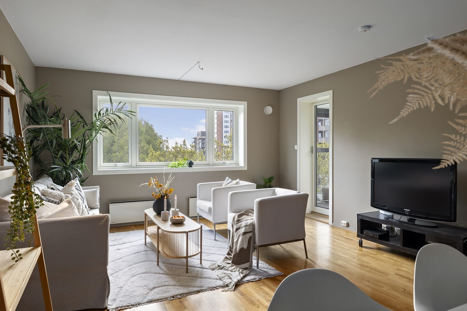 Velkommen til Sjøstrand 6 presenter av Aktiv Eiendomsmegling v/Kaia Hostvedt Dahle. Fotograf: Paul Thürmer Galleribilde