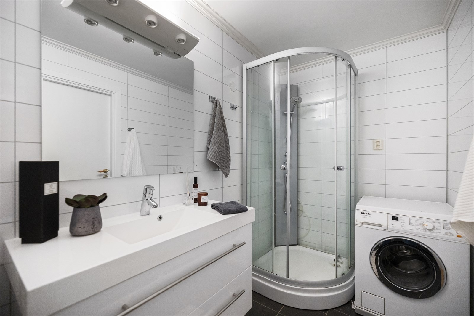 Bad renovert i 2012 -Inneholder innredning med nedfelt servant, vegghengt speil, vegghengt toalett, dusjkabinett, opplegg for vaskemaskin og tørketrommel. Galleribilde