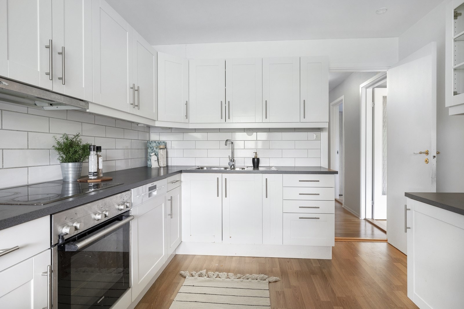 Det er integrert kjøl/fryseskap, oppvaskmaskin, komfyr og platetopp. Kjøkkenet er utstyrt med en ventilator med kullfilter som har omluftsløsning og ledes over overskap. Galleribilde