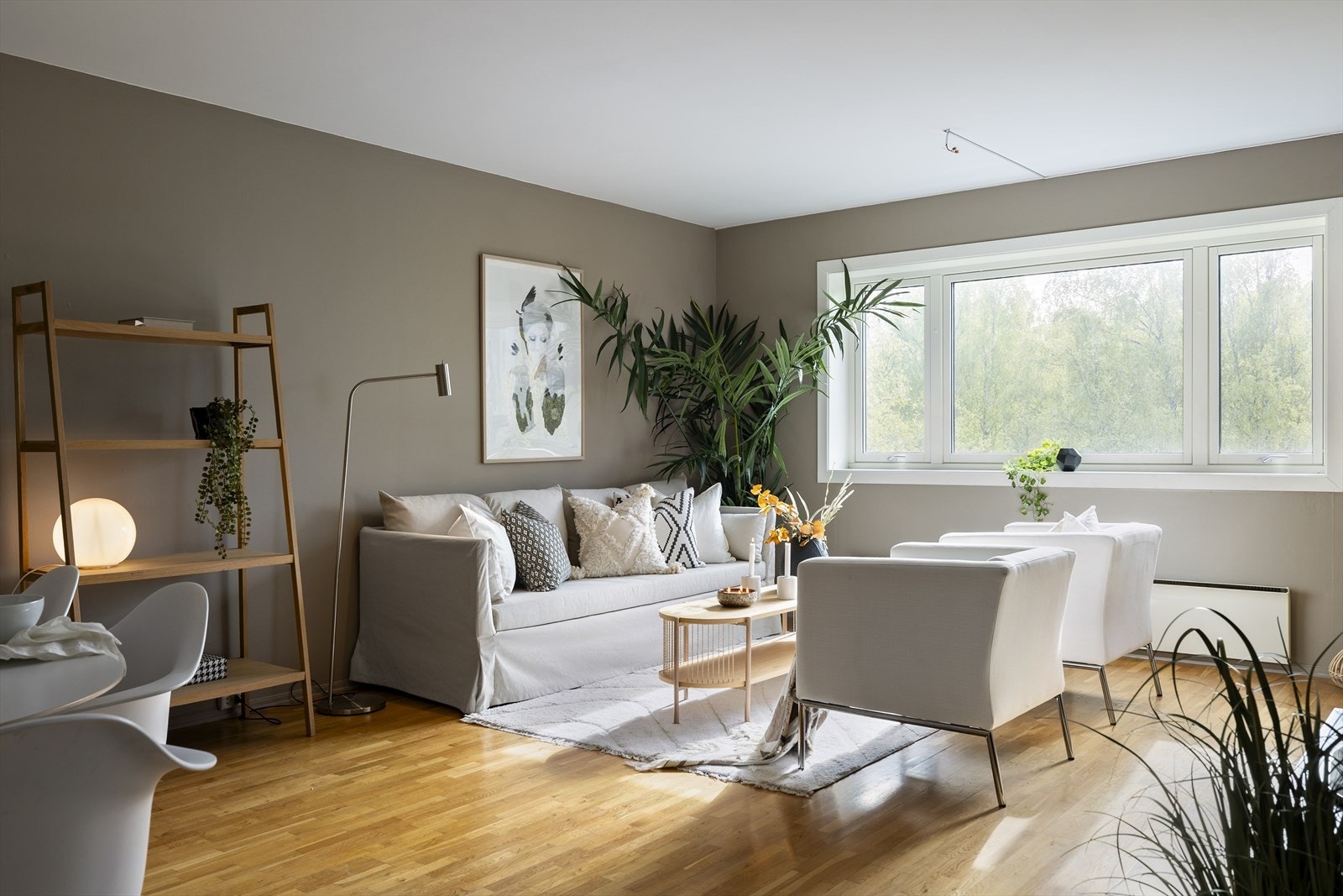 En gjennomgående og tiltalende 3-roms leilighet beliggende i 4. etasje med heisadkomst og flott utsikt. Galleribilde