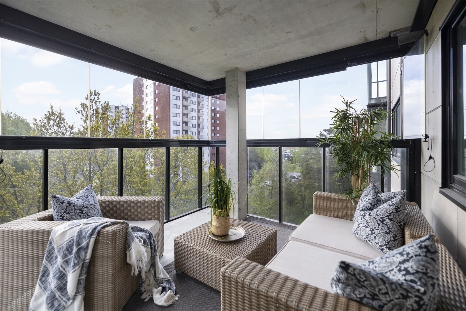 Innglasset balkong - perfekt for bruk store deler av året. Galleribilde