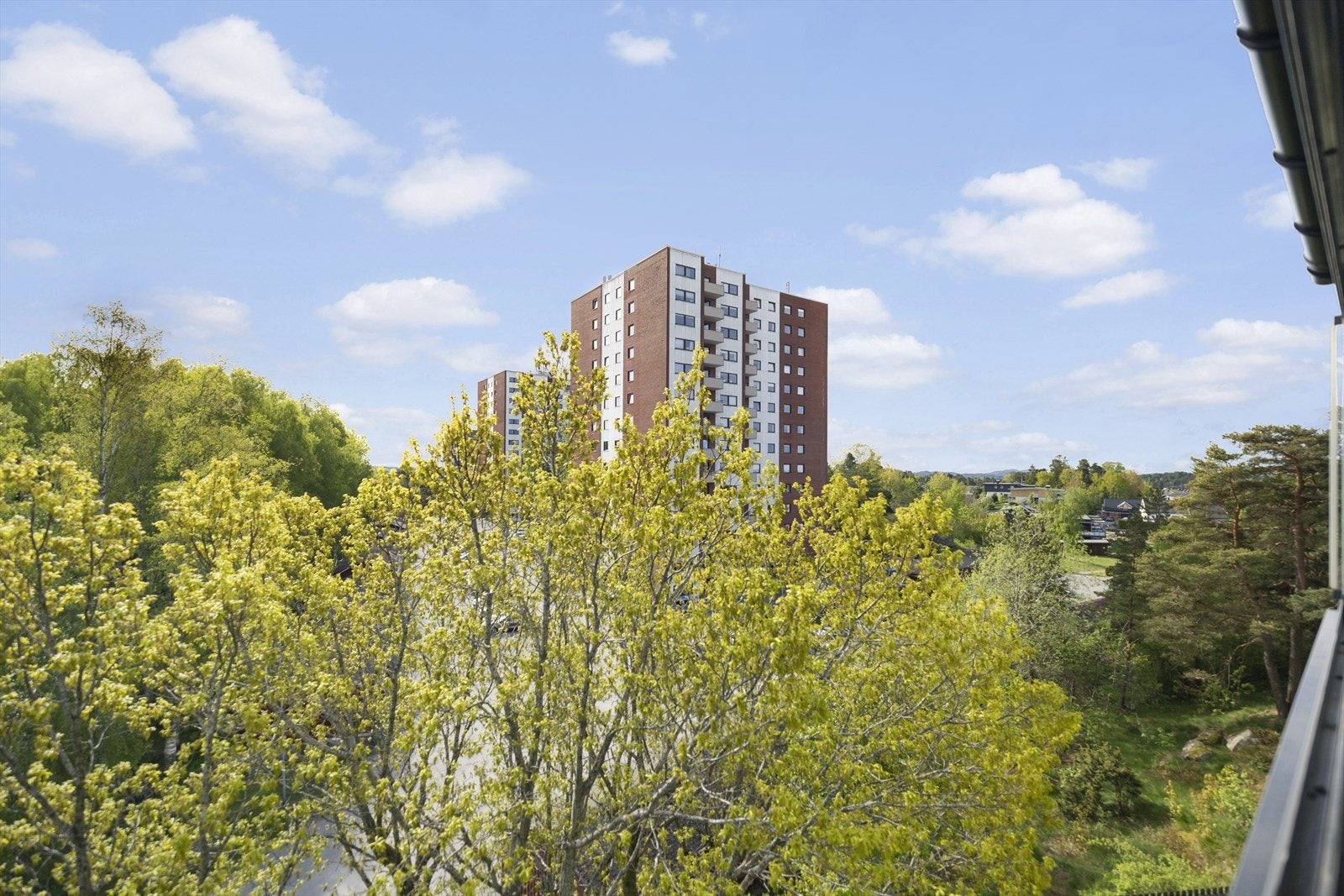 Det er også kort avstand til flotte badeplasser, kyststier og småbåthavn - perfekt for deg som ønsker en aktiv og naturnær livsstil. Galleribilde