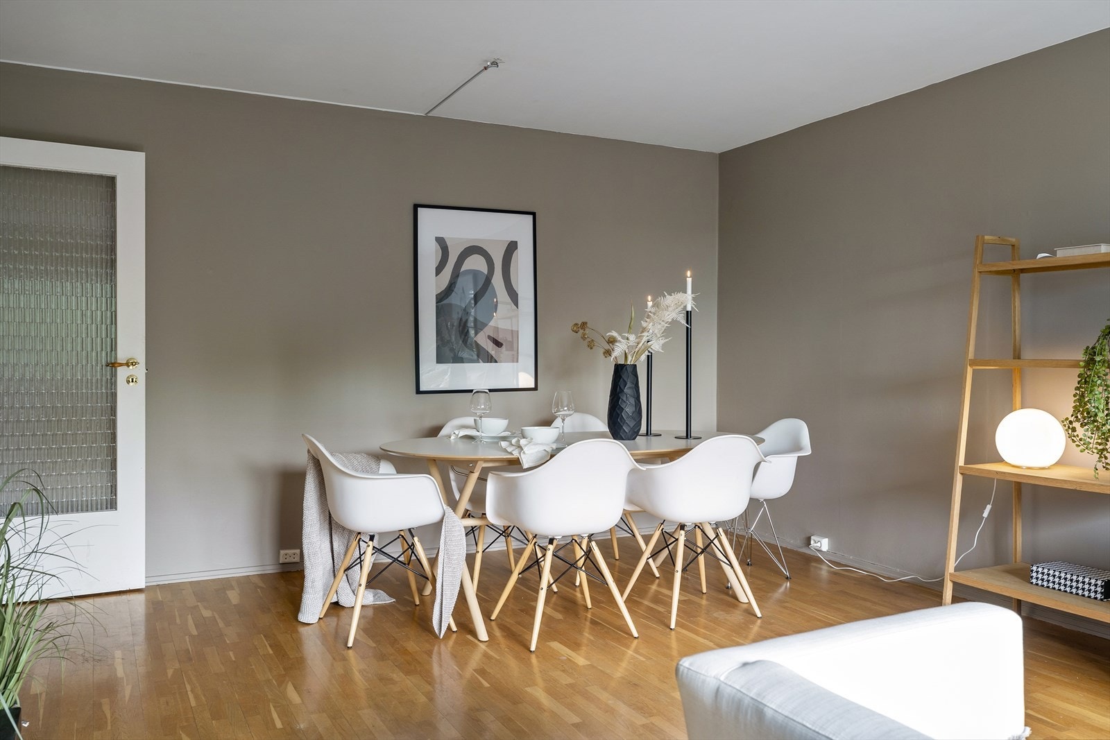 Stuen er romslig med god plass til både sofagruppe og spisebord Galleribilde