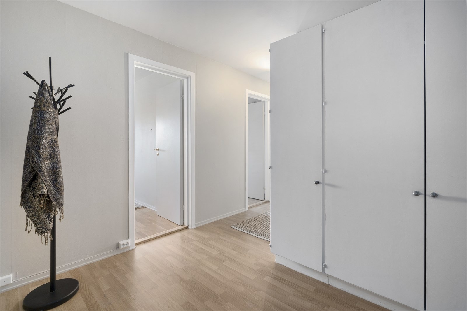 Entreen er romslig med stor garderobe, her er det god plass til å henge fra seg yttertøy. Galleribilde