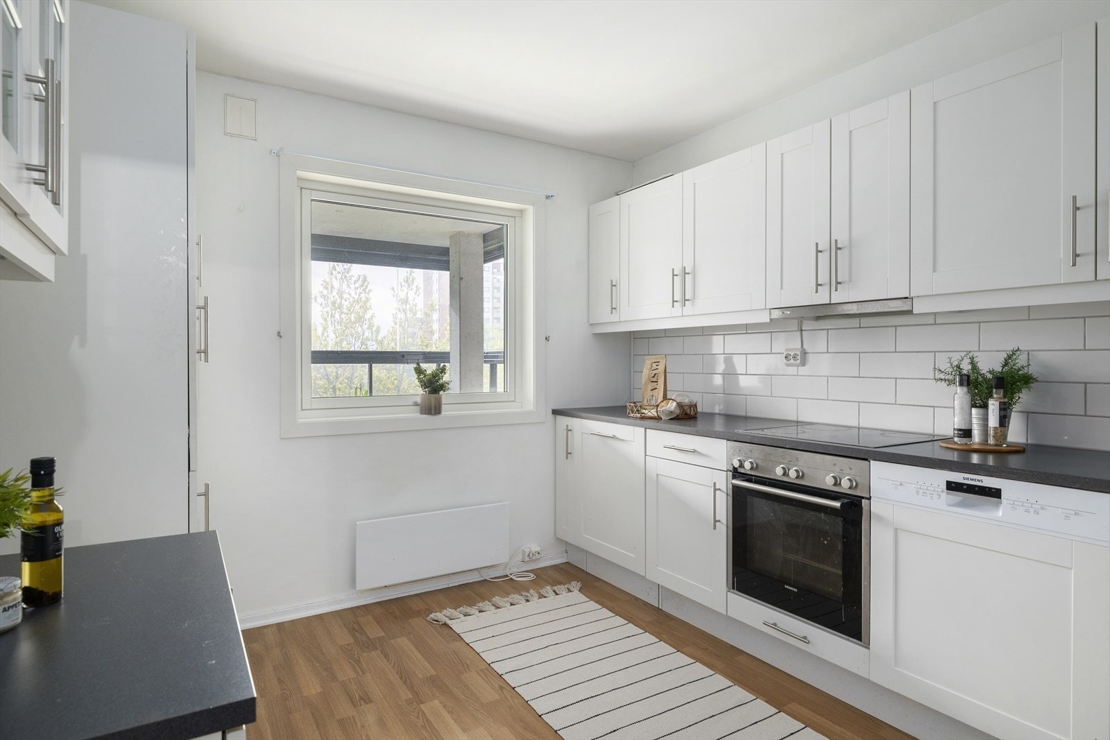 Kjøkkenet er tidløst med godt med benk og skapplass. Galleribilde