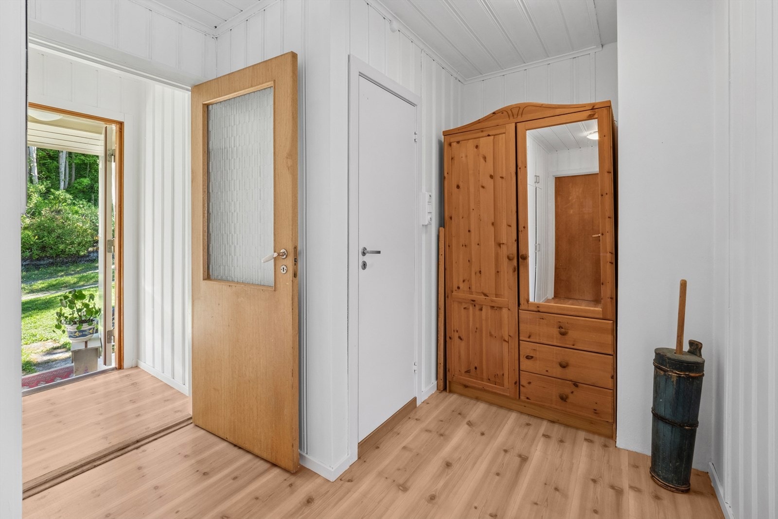 Innenfor døren blir du møtt av en entré med plass til sko og yttertøy. Videre inn i gangen er det oppbevaringsplass i garderobeskap. Galleribilde